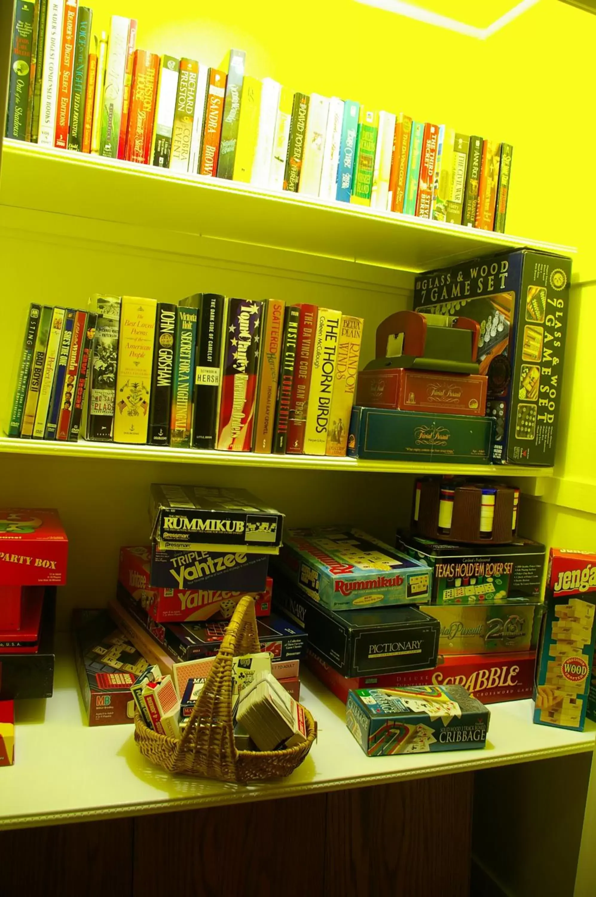 Game Room, Library in Brookside Mountain Mist Inn