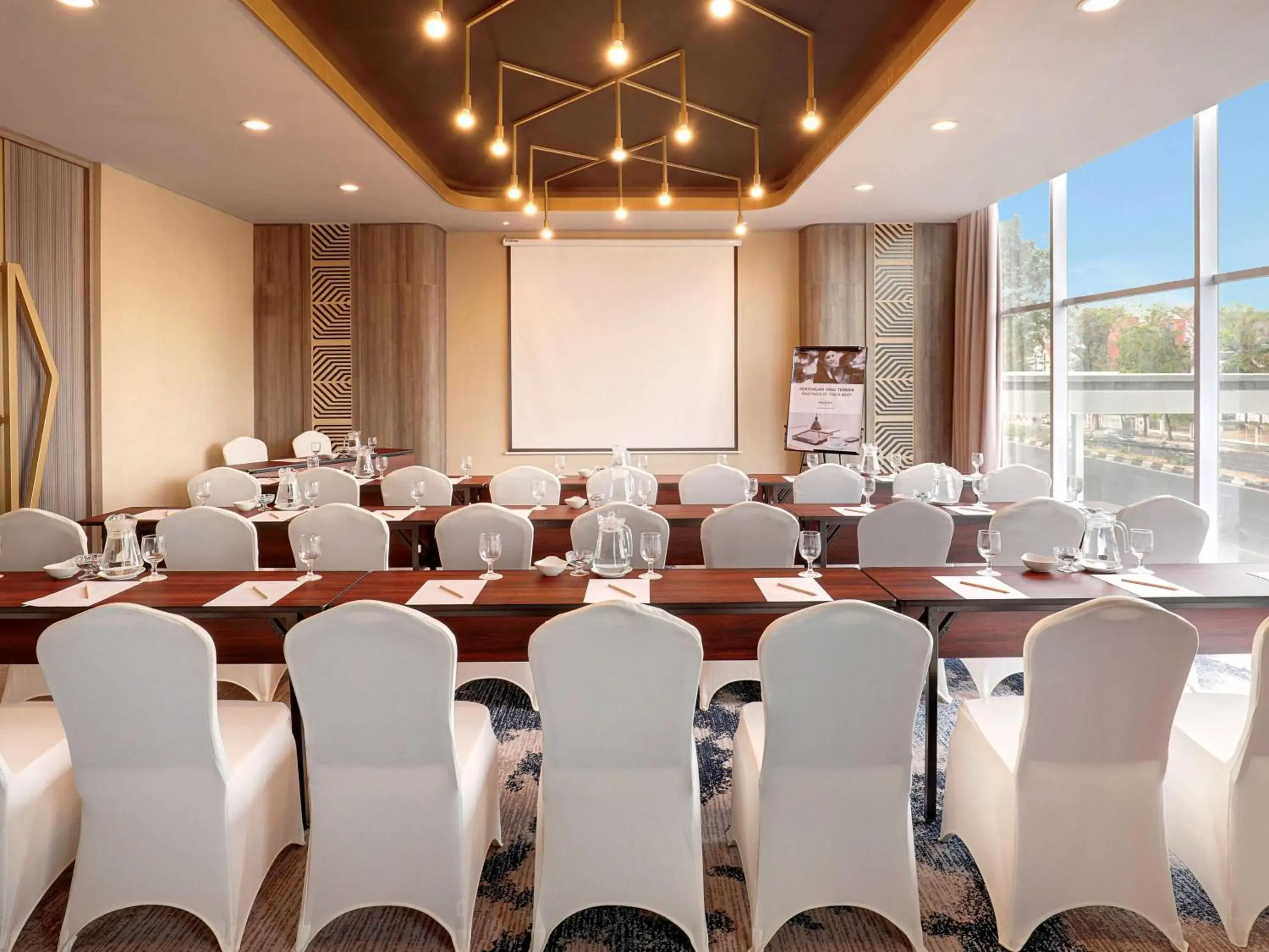 Meeting/conference room in Mercure Makassar Nexa Pettarani