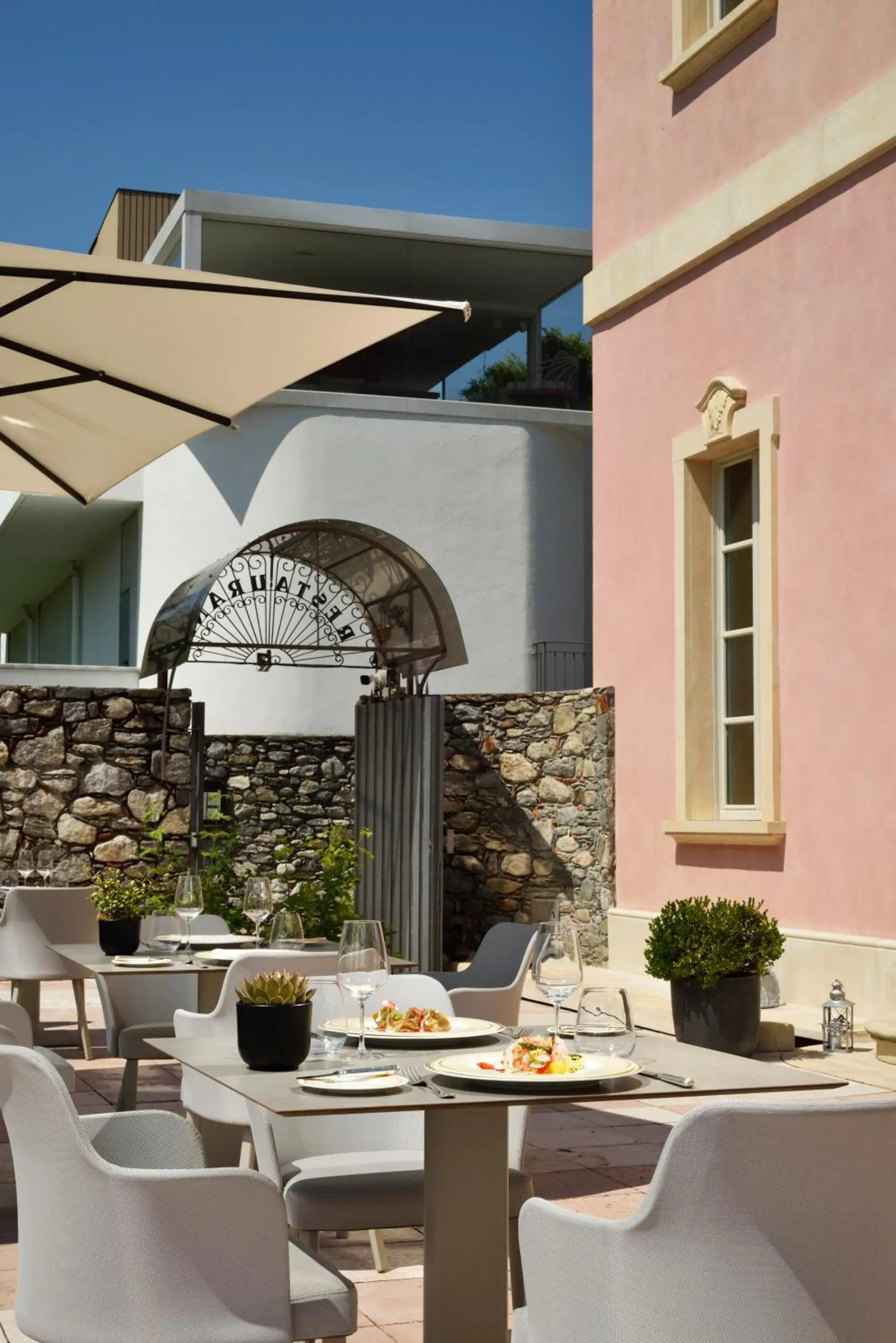 Restaurant/Places to Eat in Castello Dal Pozzo Hotel