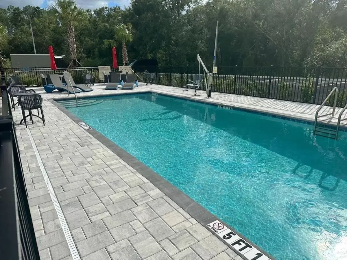 Swimming Pool in Hampton Inn & Suites Ruskin I-75, FL