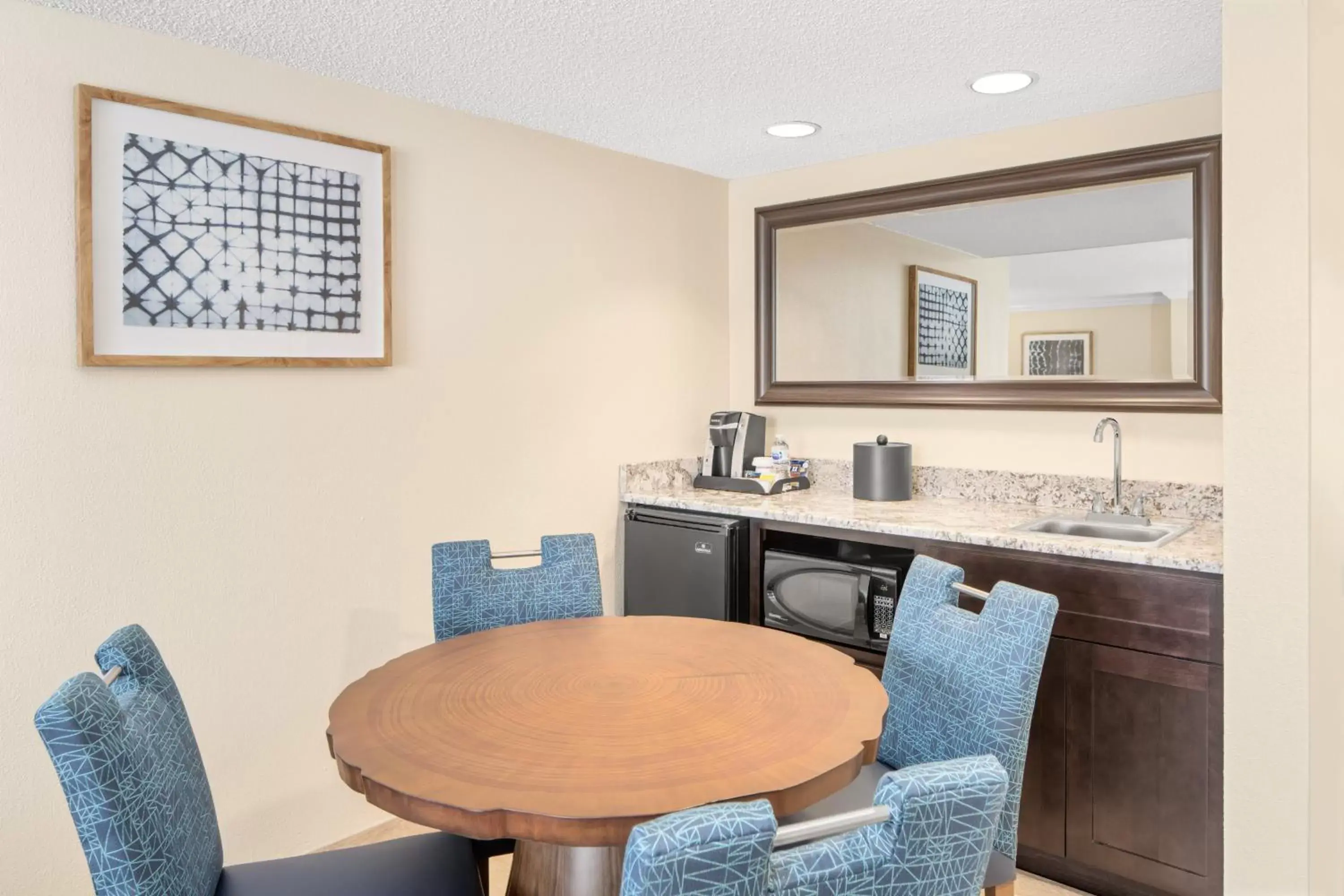 Photo of the whole room, Kitchen/Kitchenette in Crowne Plaza Hotel Fort Myers at Bell Tower Shops, an IHG Hotel