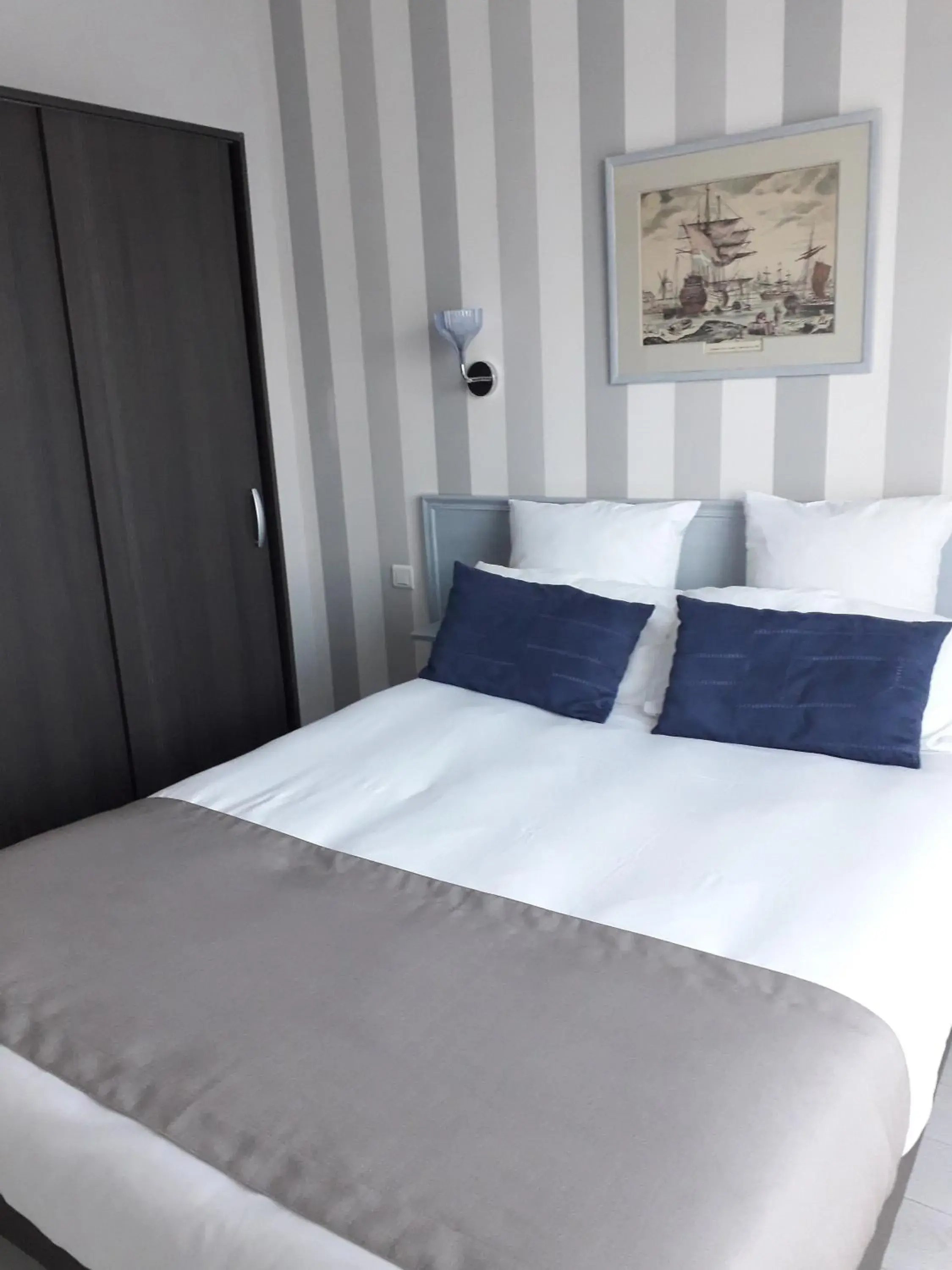 Bedroom, Bed in The Originals Boutique, Hotel Miramar, Royan (Inter-Hotel)