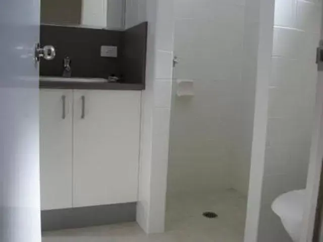 Bathroom in Nambour Lodge Motel