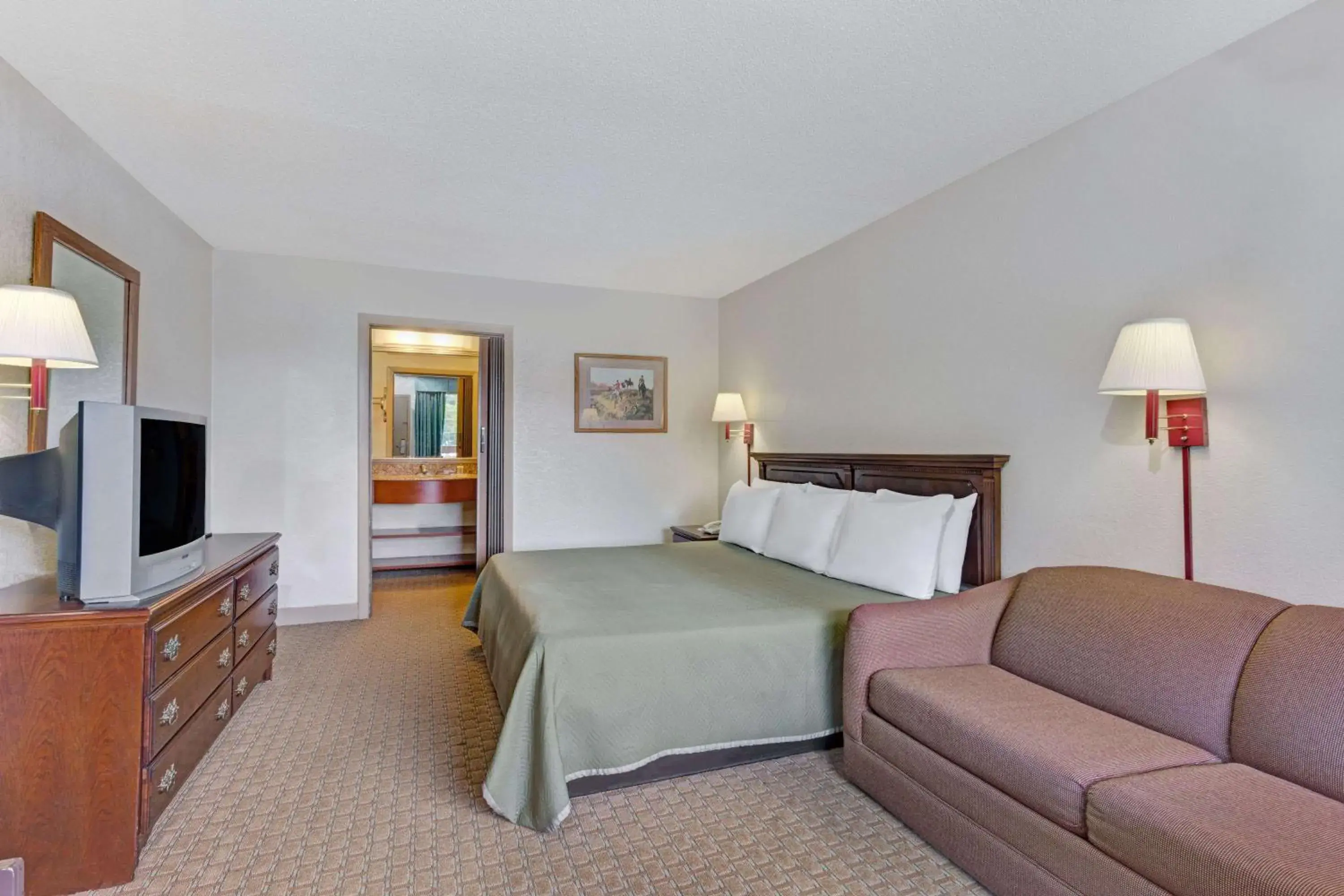 Photo of the whole room, Bed in Travelodge by Wyndham Williamsburg Colonial Area