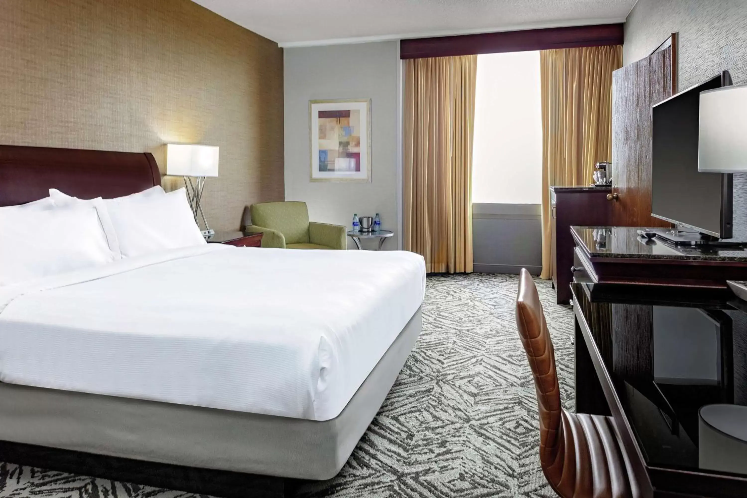 Bed in DoubleTree by Hilton Hotel & Executive Meeting Center Omaha-Downtown