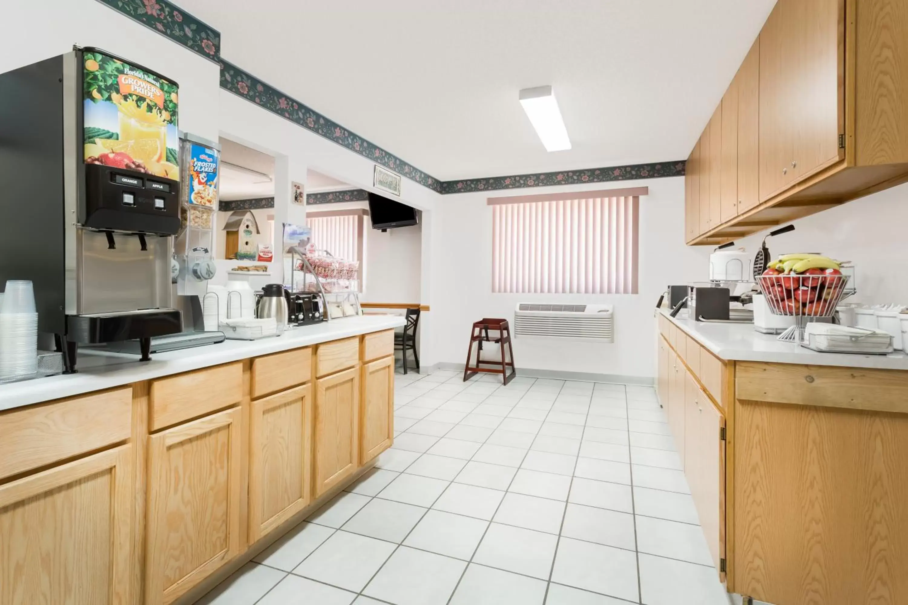 Dining area, Kitchen/Kitchenette in Super 8 by Wyndham Ogallala