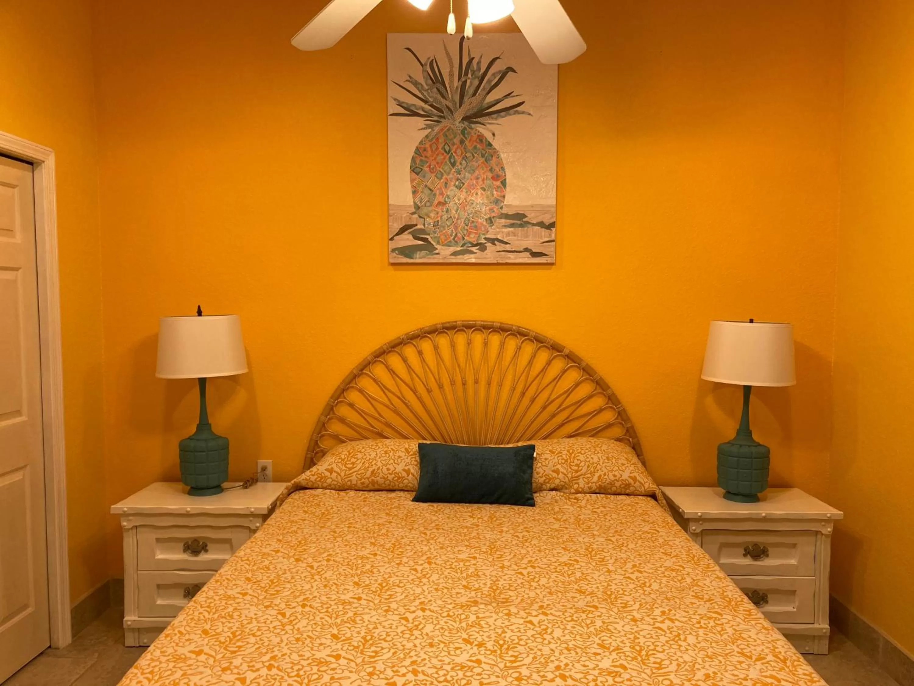 Bed in 3Gulls Inn Ozona-Boutique Hotel-Steps from Restaurants & Brewery-SwimSpa Pool-Pet Friendly