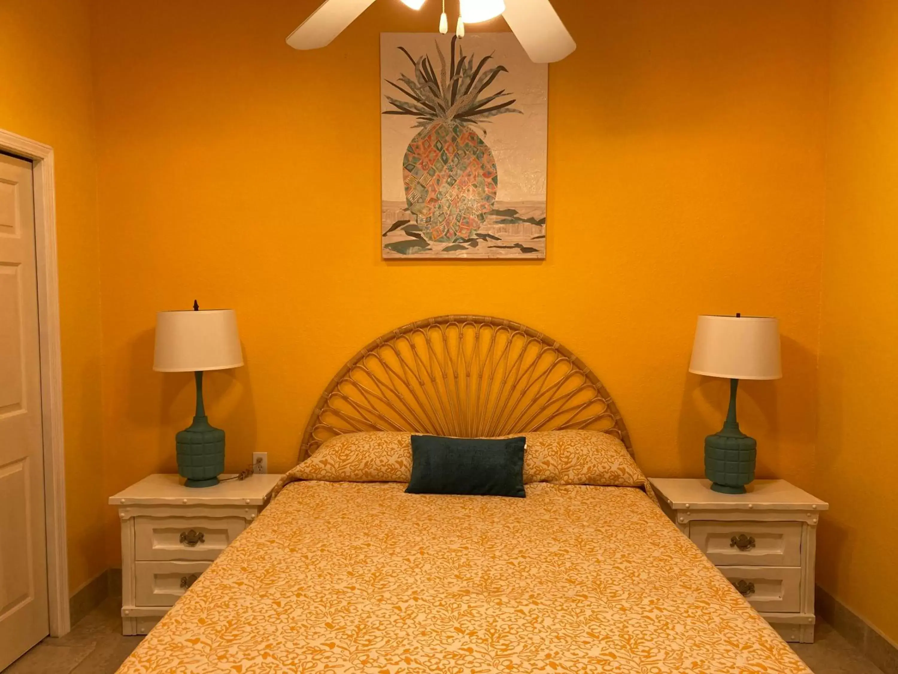 Bed in 3Gulls Inn Ozona-Boutique Hotel-Steps from Restaurants & Brewery-Pet Friendly