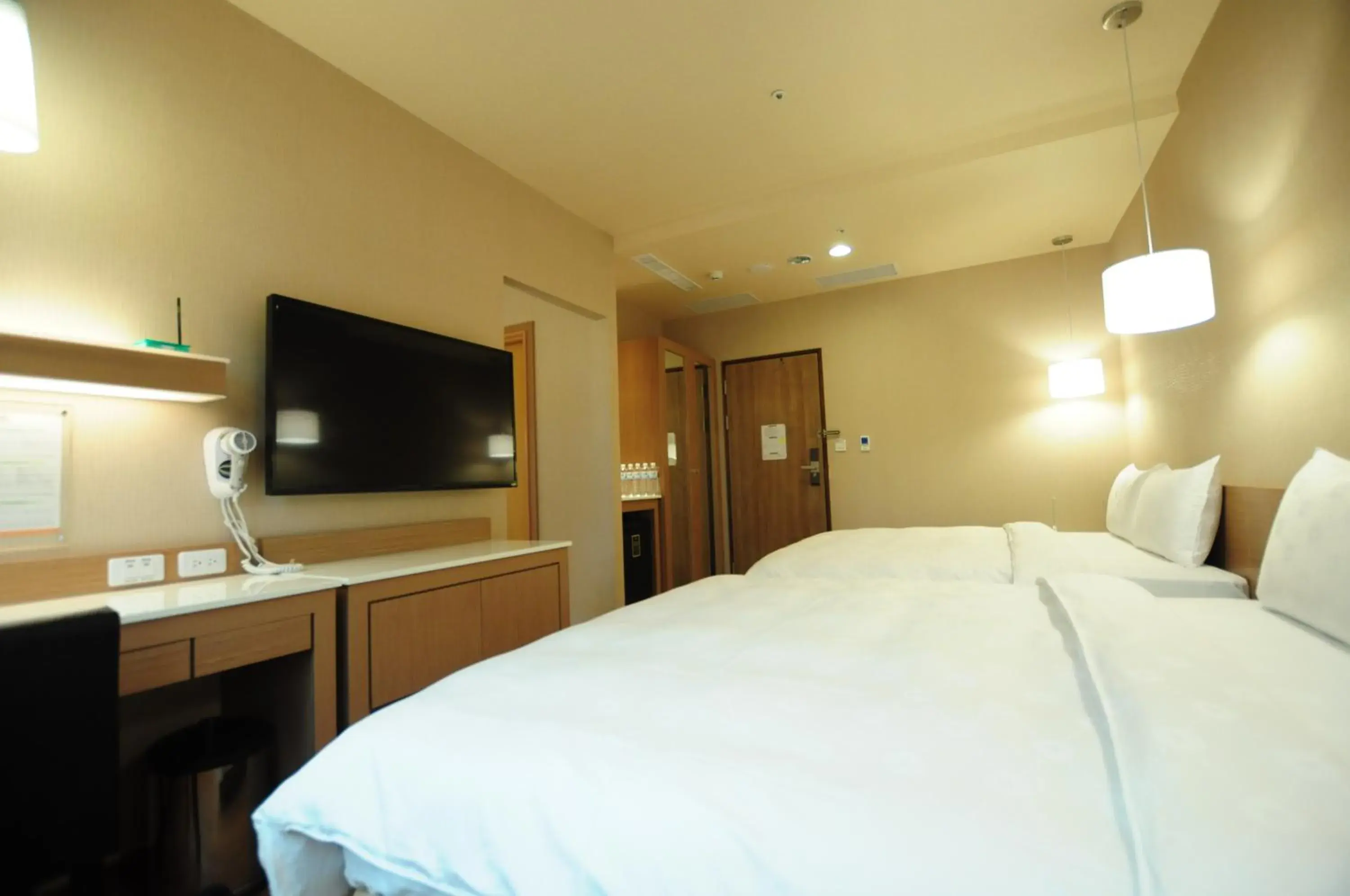 Photo of the whole room, Bed in Kindness Hotel - Kaohsiung Main Station