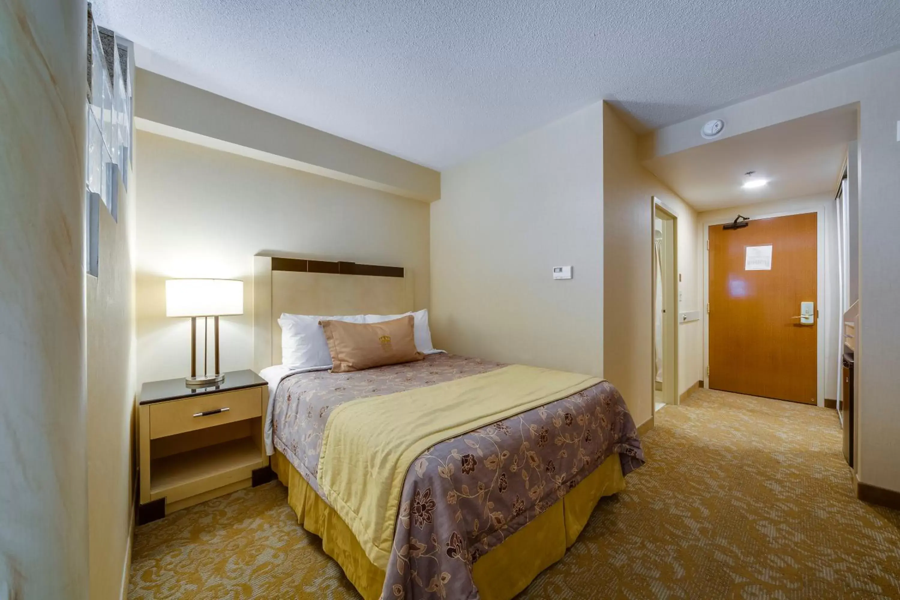 Photo of the whole room, Bed in Monte Carlo Inn & Suites Downtown Markham