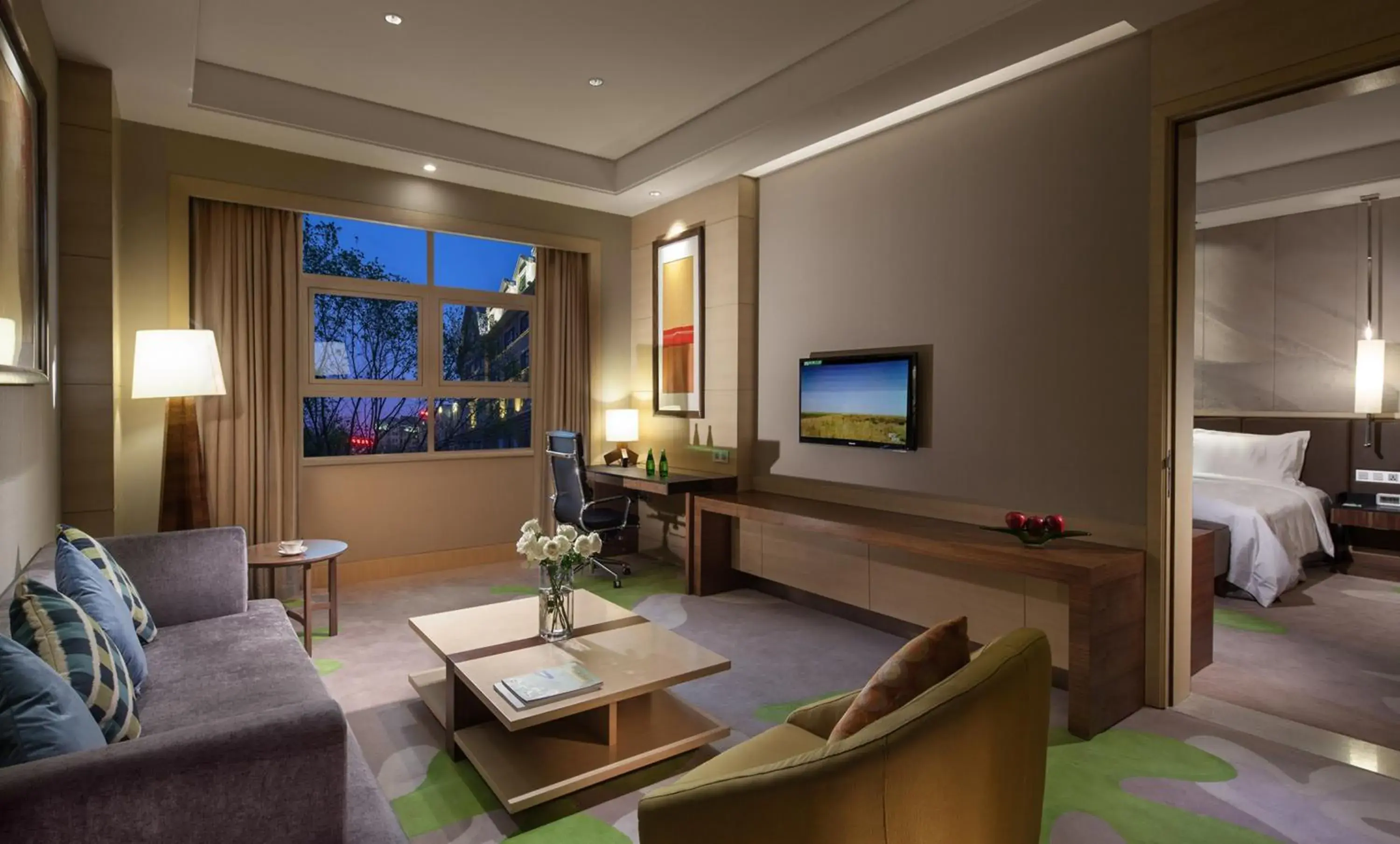 Photo of the whole room, Seating Area in Holiday Inn Qingdao Expo, an IHG Hotel