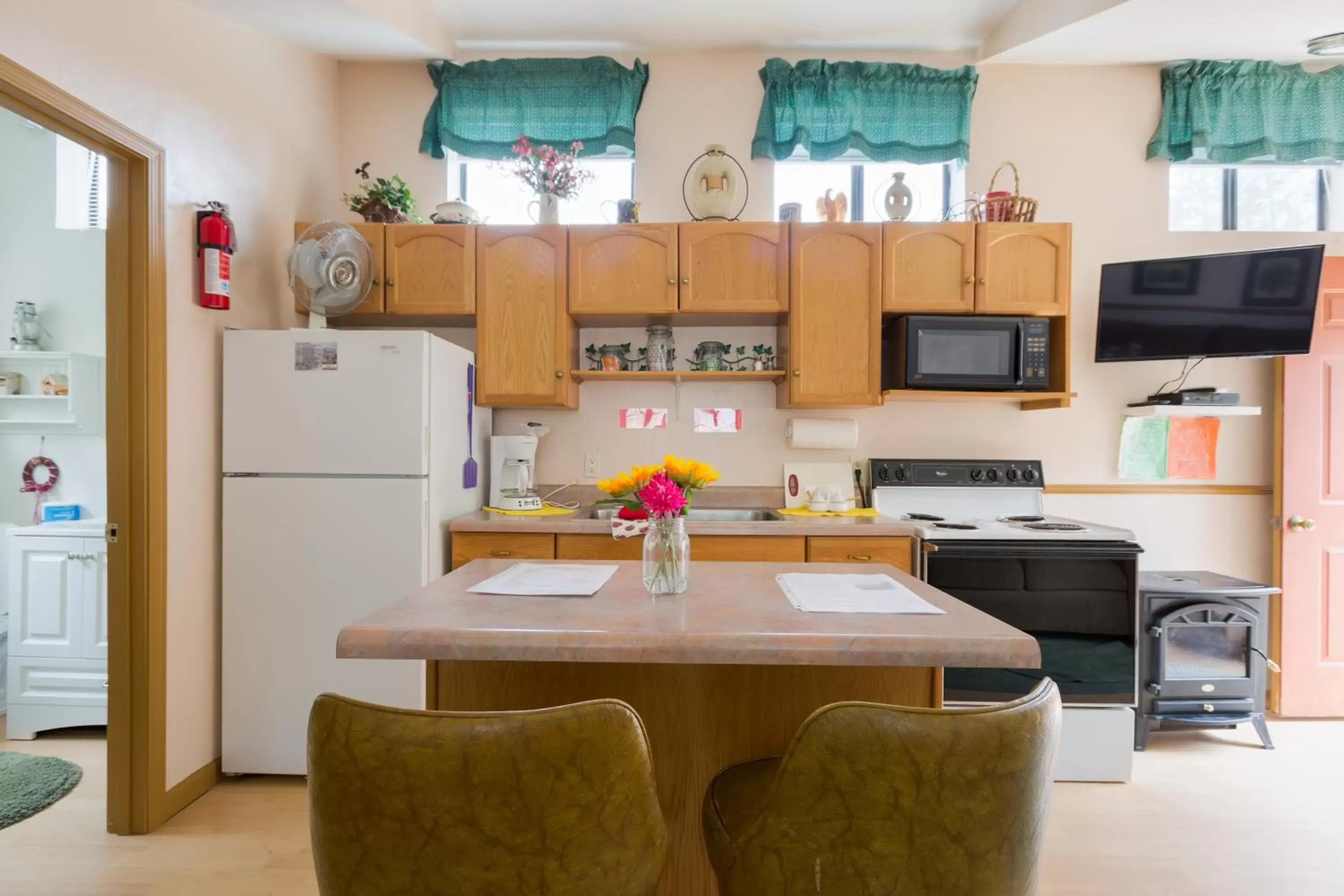 Dining Area in Crown King Cabins Bradshaw