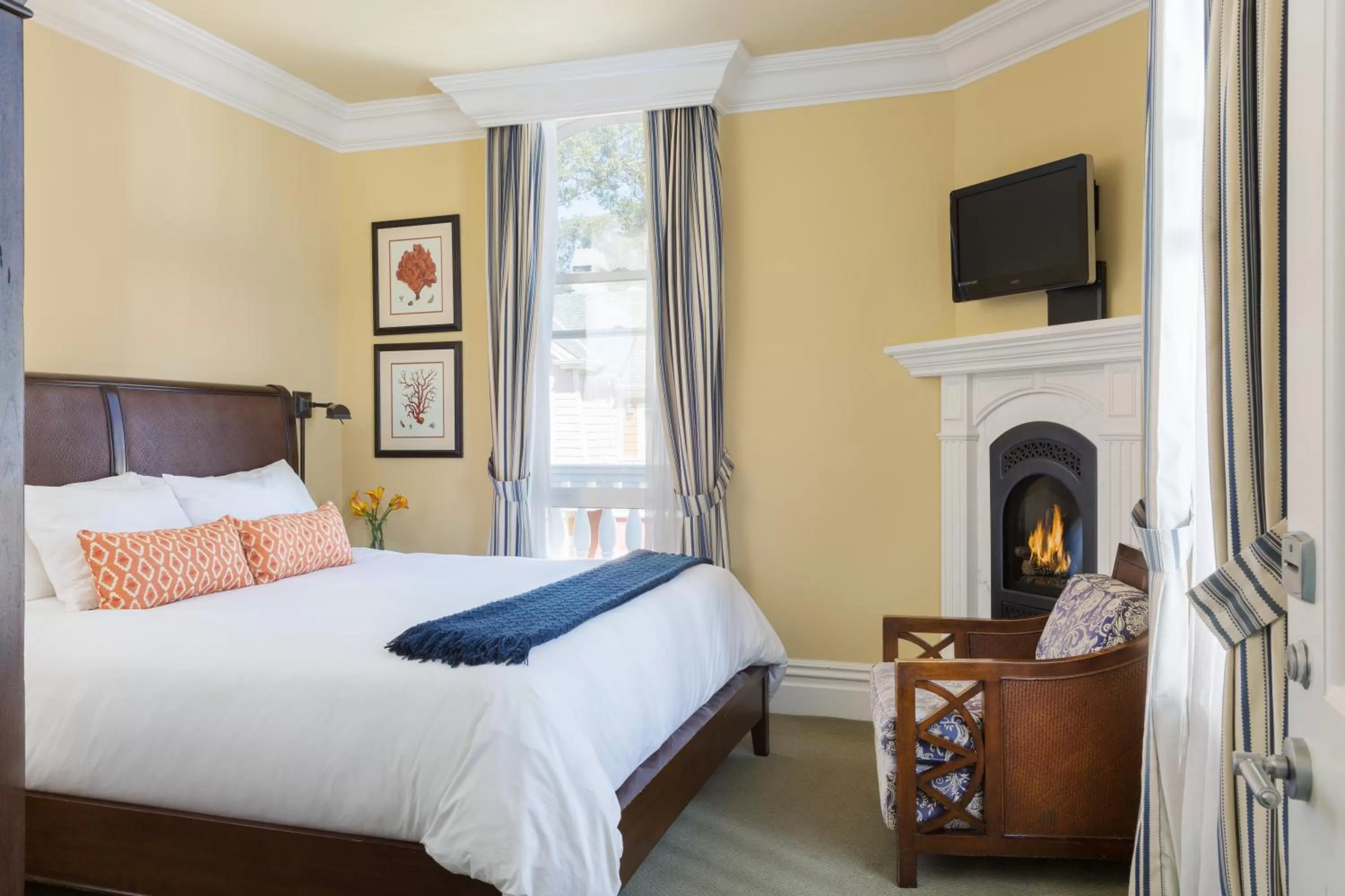 Bed in West Cliff Inn, A Four Sisters Inn