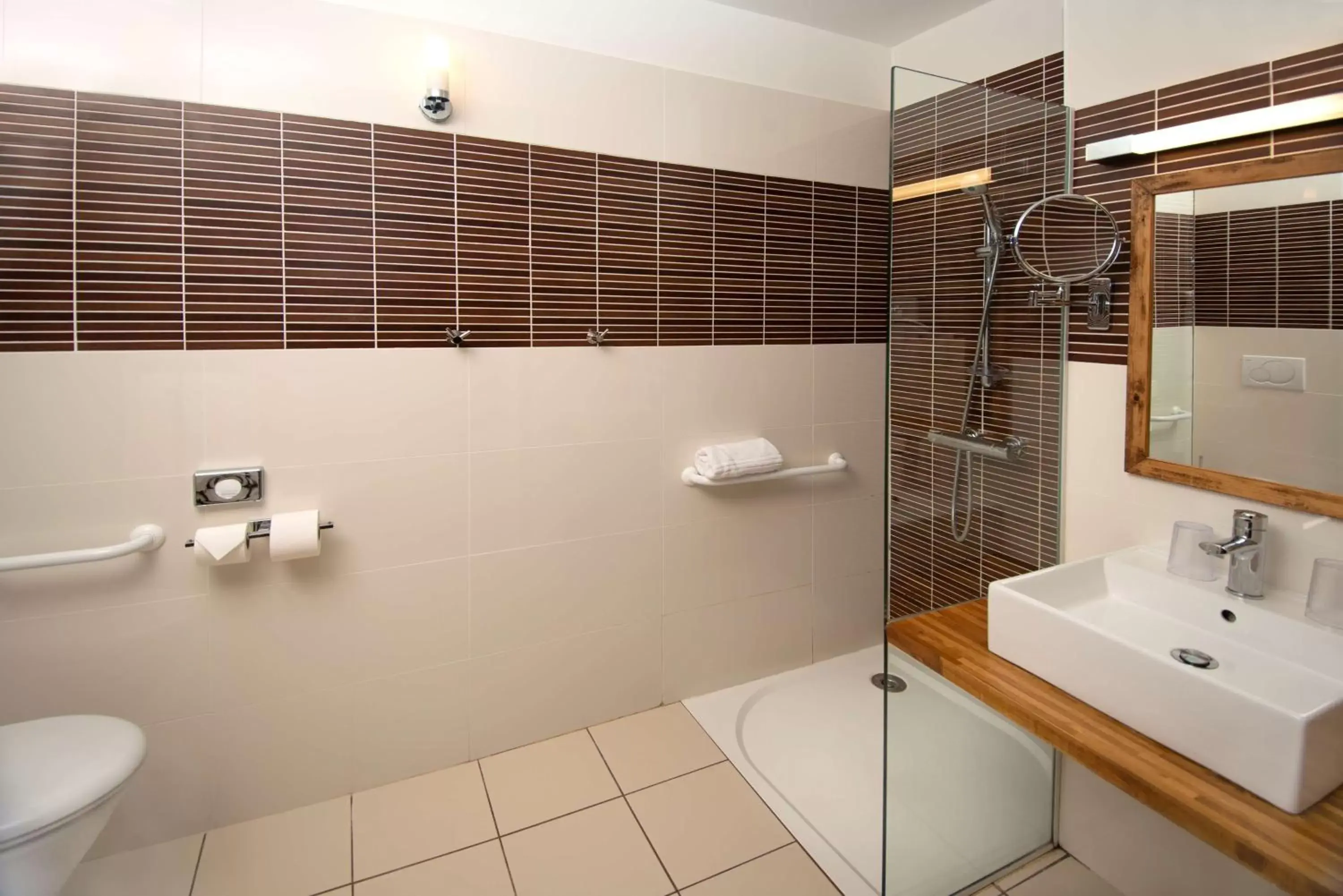 Bathroom in Best Western Plus Hotel Kregenn