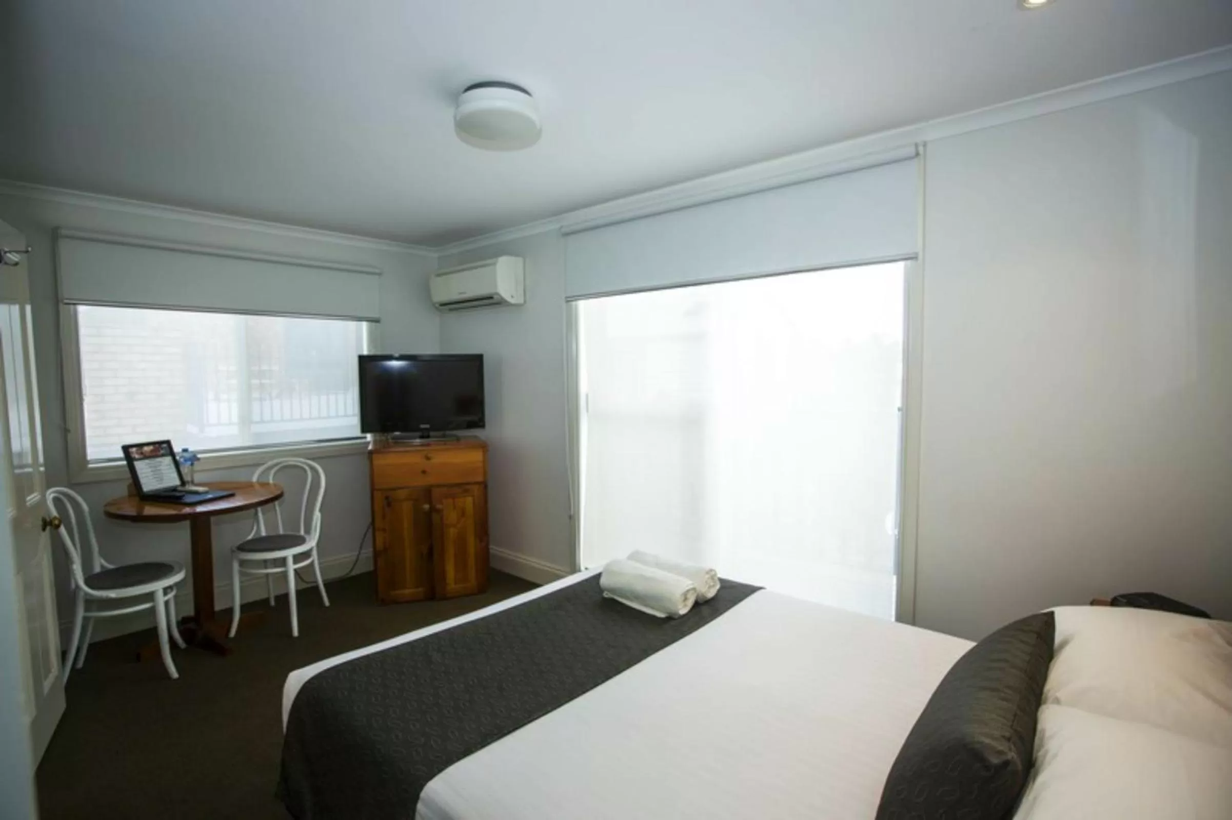 Bedroom, Bed in Seacombe House Motor Inn Port Fairy