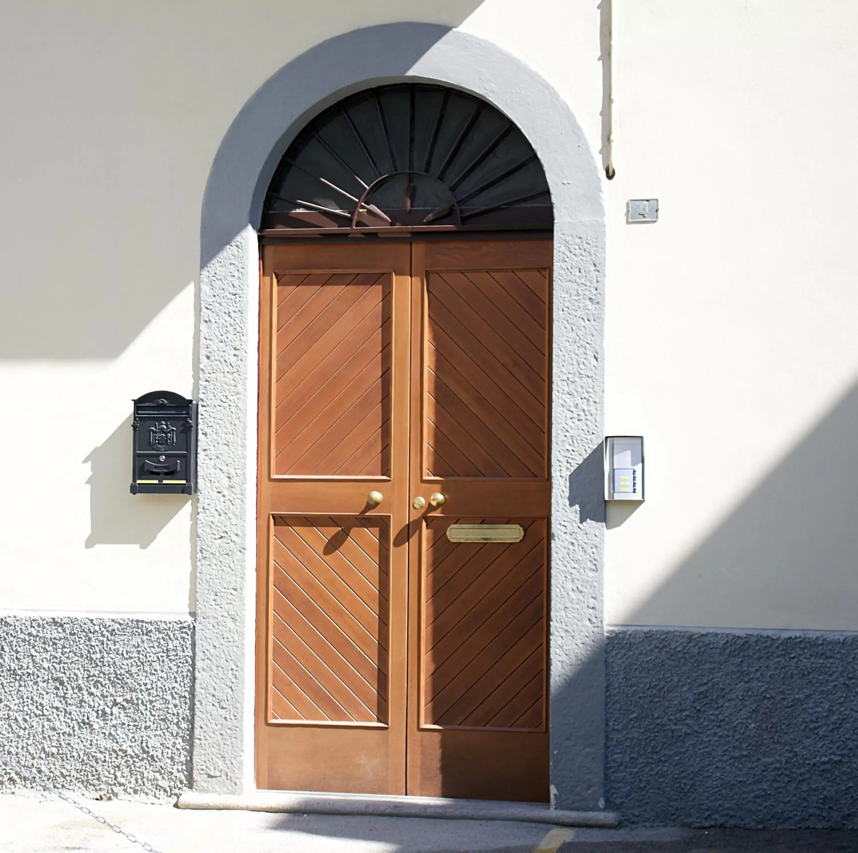 Facade/entrance in La Casa Sul Sasso