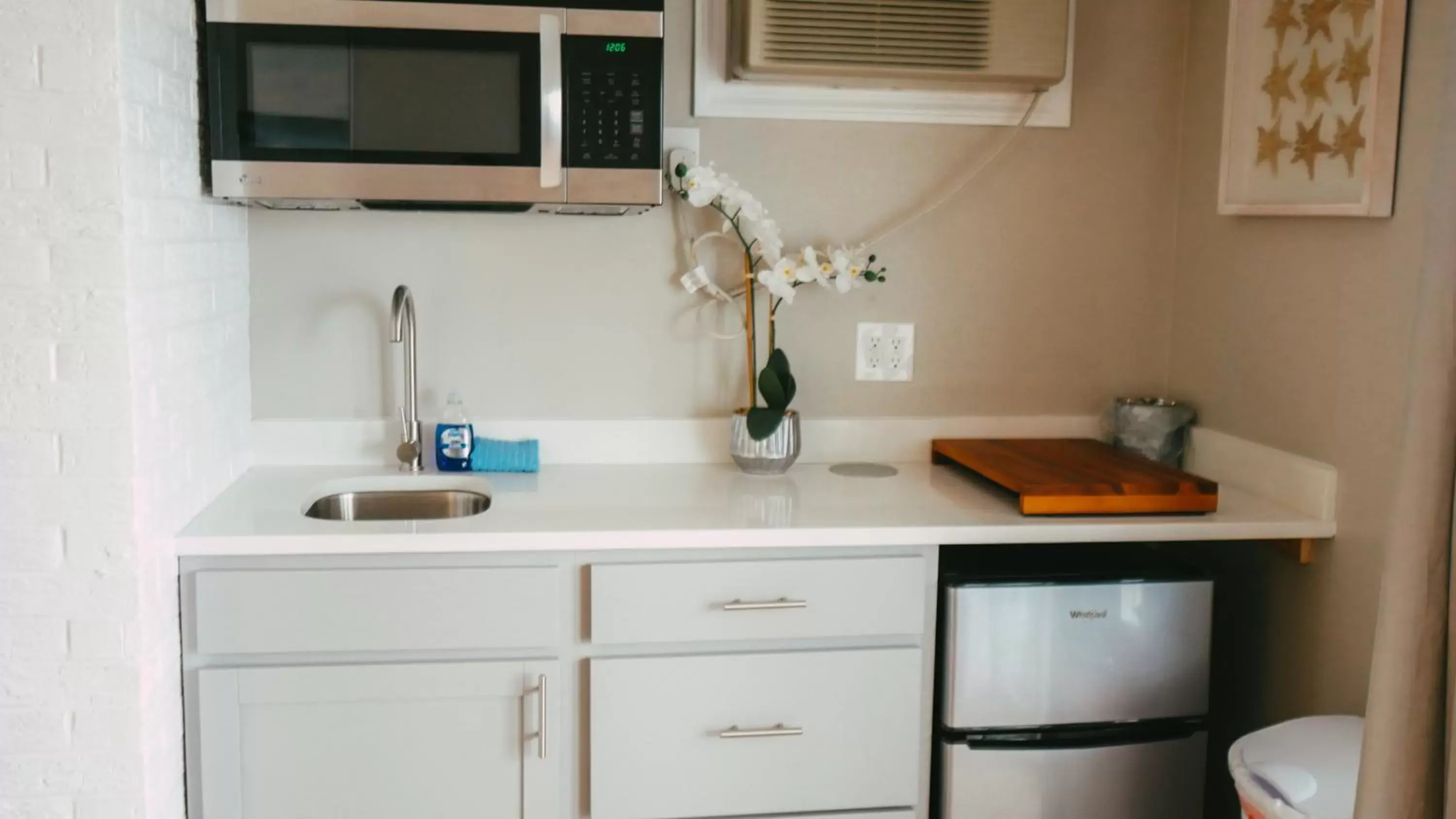 Kitchen/Kitchenette in The Atlantic Motel