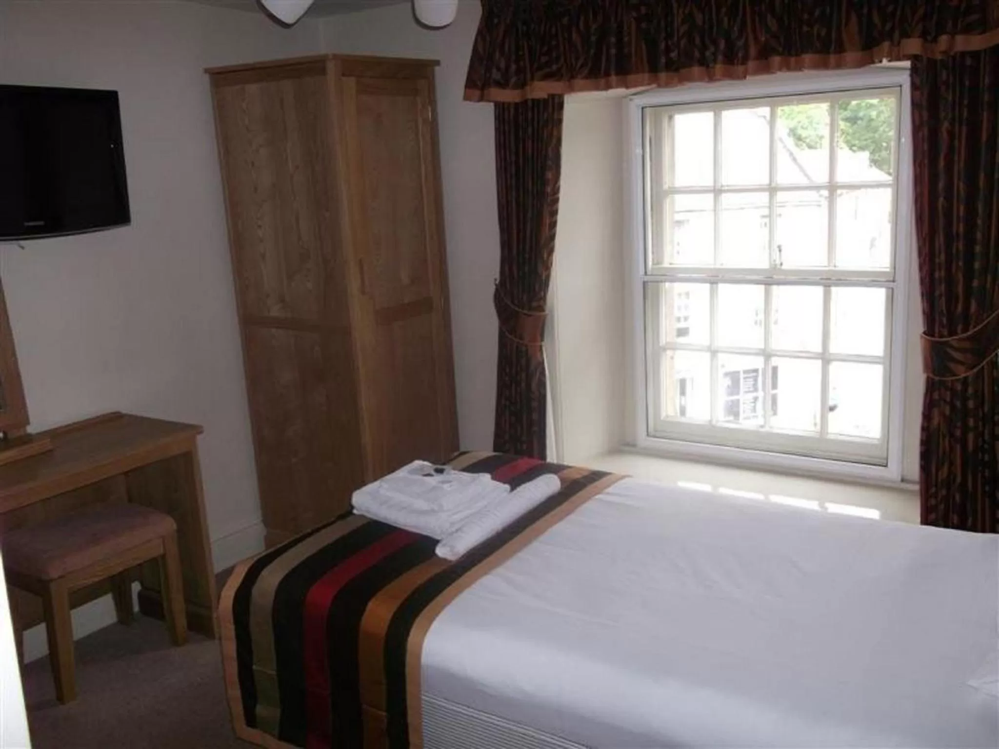 Bedroom, Bed in Radstock Hotel near Bath