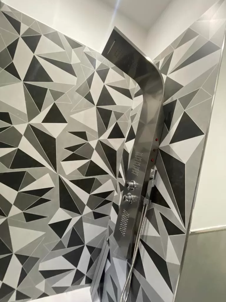 Shower in B&B MANFREDI