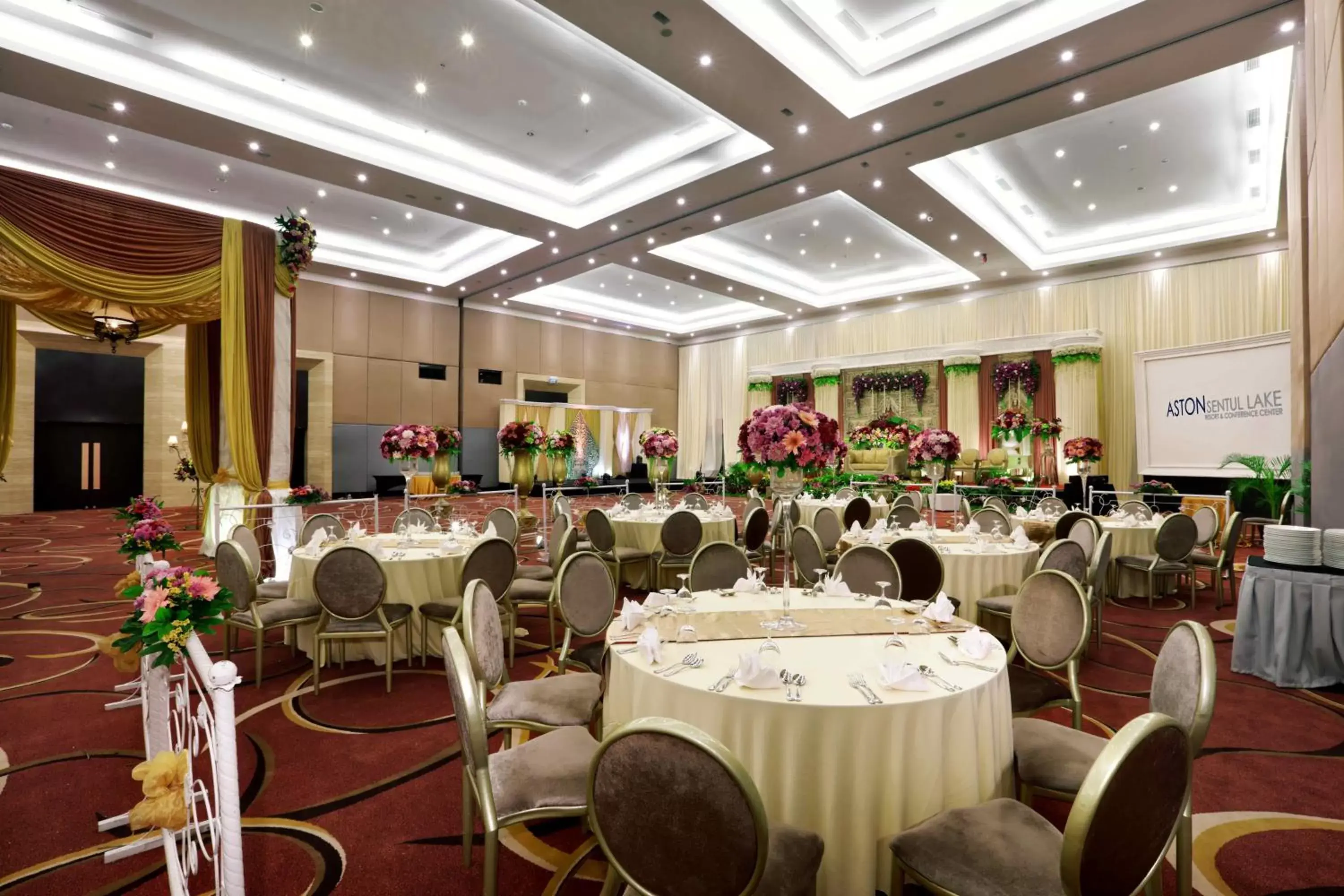 Meeting/conference room, Restaurant/Places to Eat in ASTON Sentul Lake Resort & Conference Center