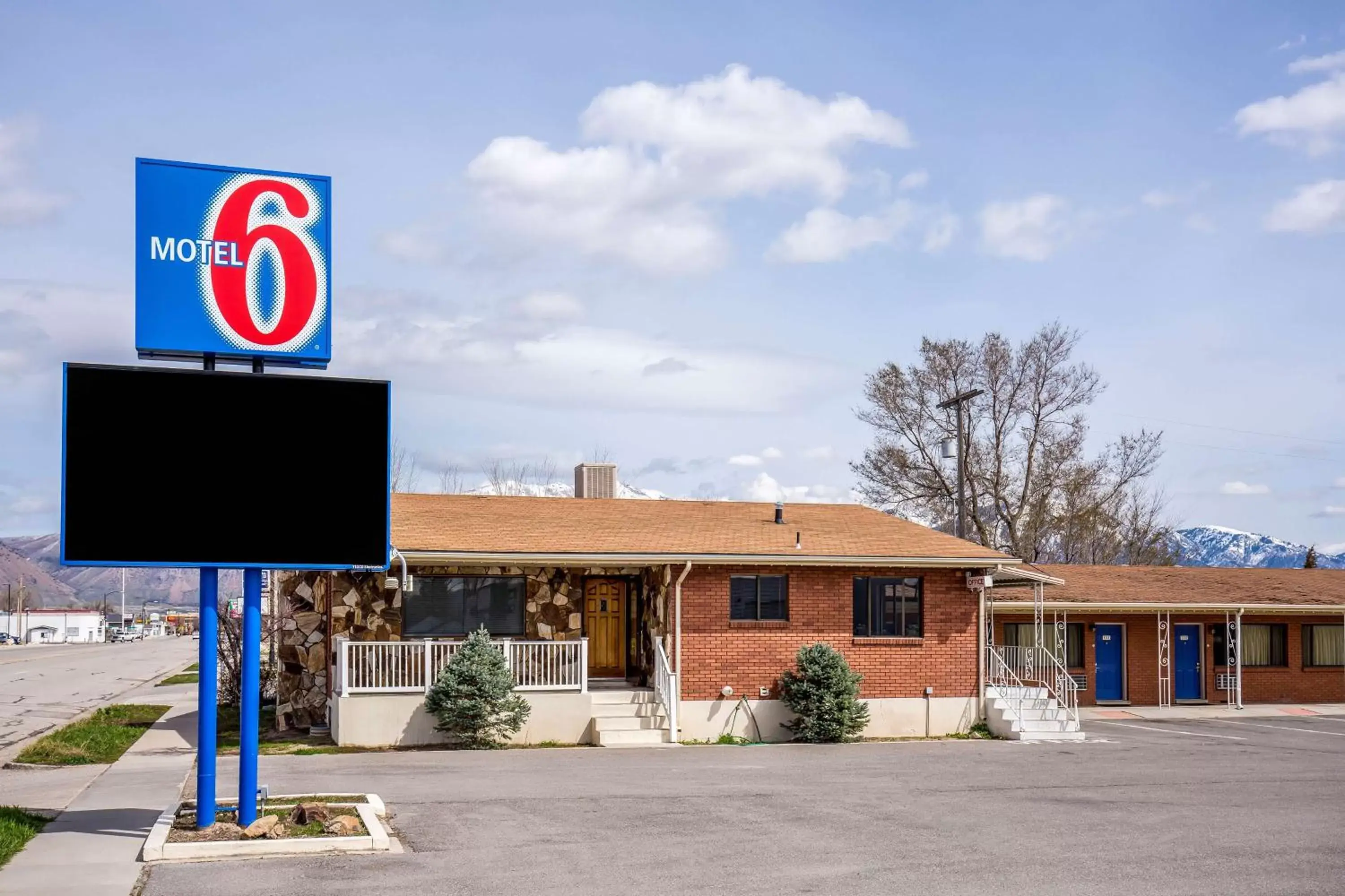 Property building in Motel 6 Tremonton, Utah Property building in Motel 6 Tremonton, Utah
