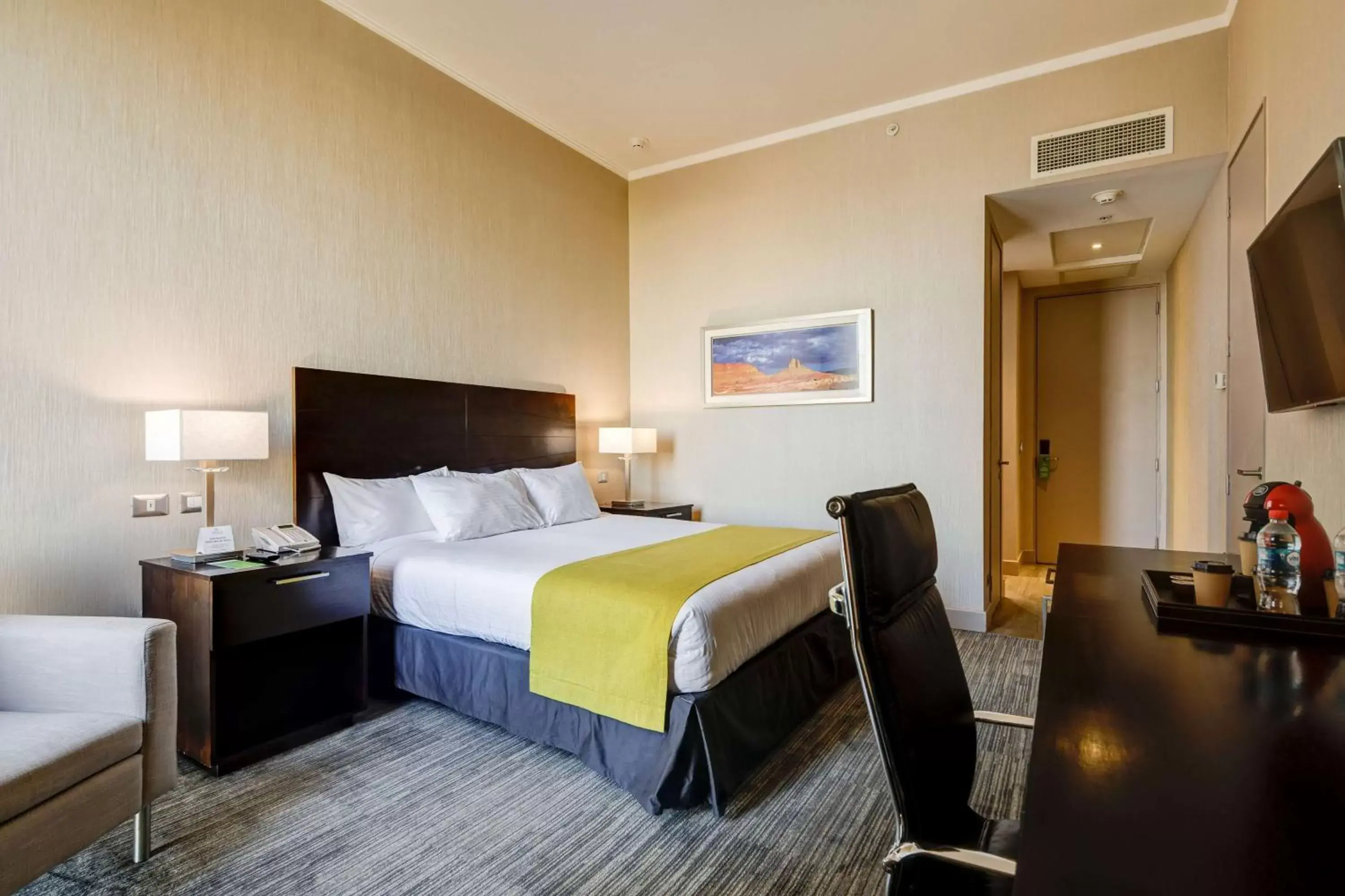 Photo of the whole room, Bed in La Quinta by Wyndham Santiago Aeropuerto