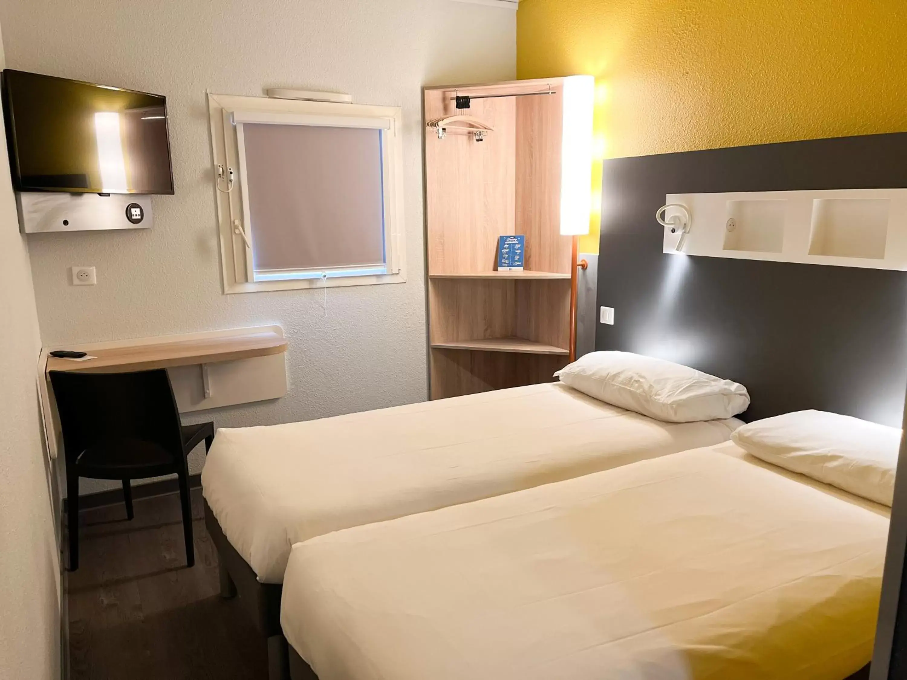 Bedroom, Bed in ibis budget Carcassonne La Cité
