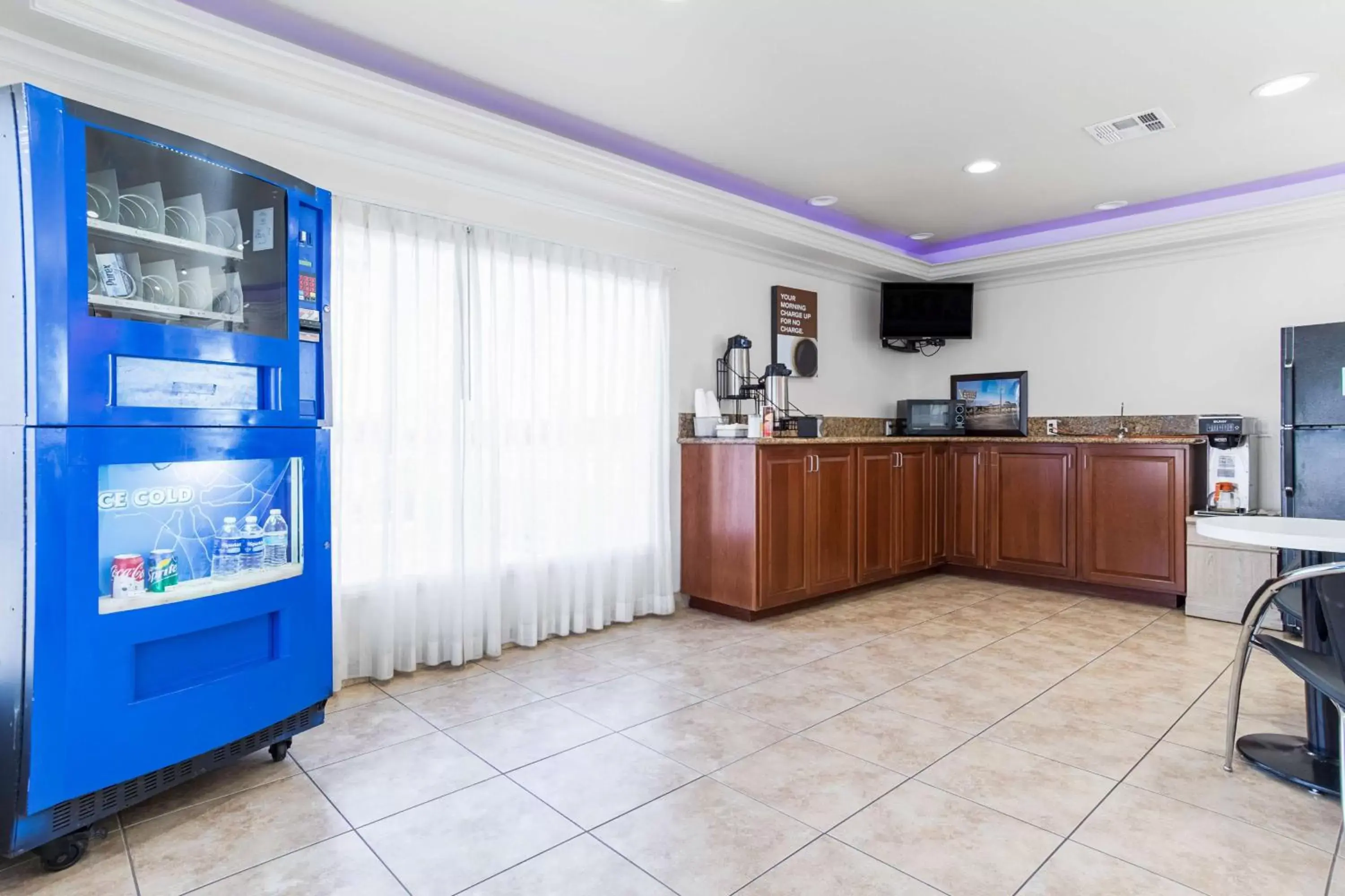 Communal lounge/ TV room in Motel 6-Mojave, CA - Airport