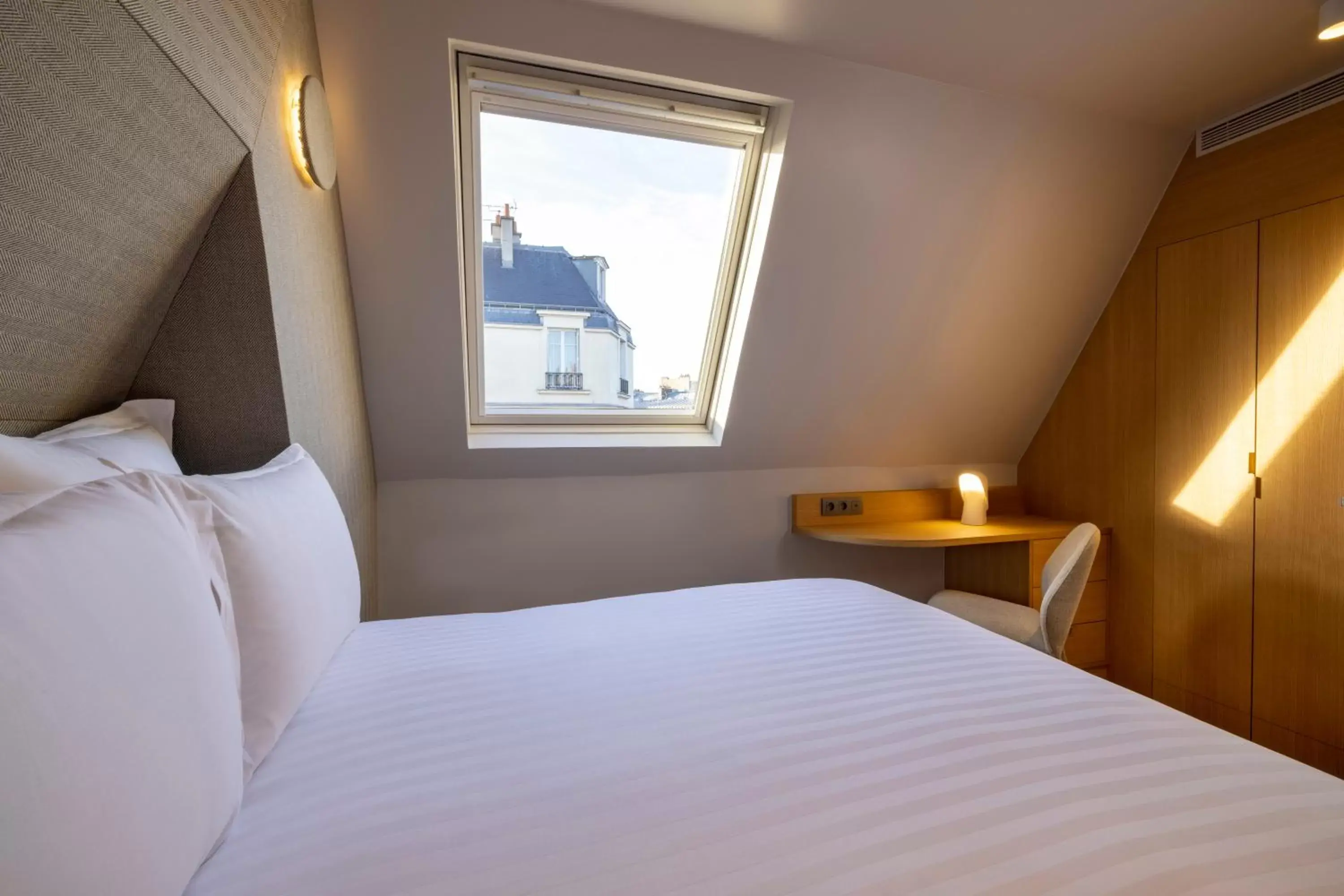 Bedroom, Bed in Hôtel Beige
