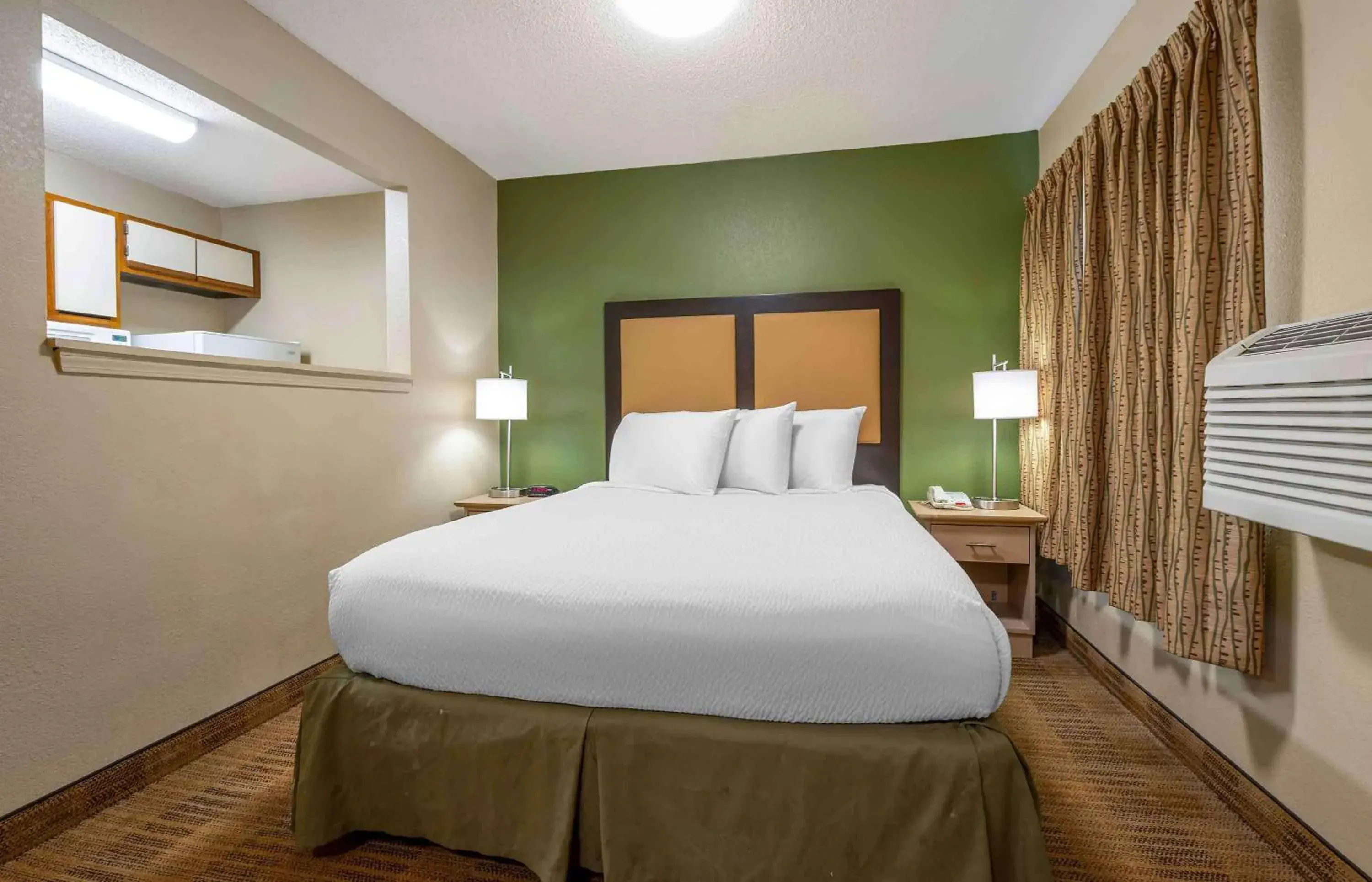 Bedroom, Bed in Extended Stay America Suites - Indianapolis - Northwest - College Park