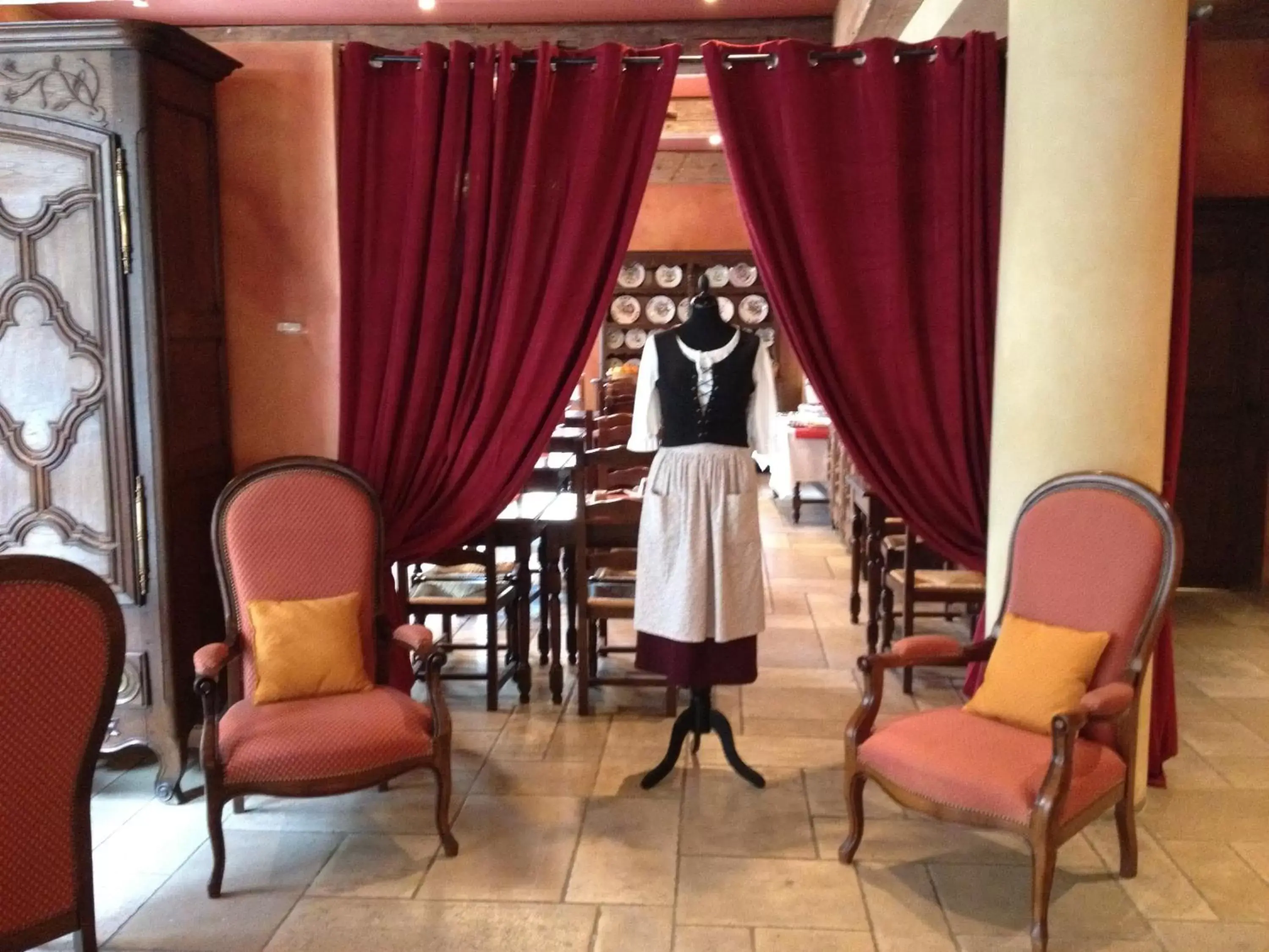 Living room, Restaurant/Places to Eat in Hôtel Du Théâtre Centre Historique Parking Gratuit