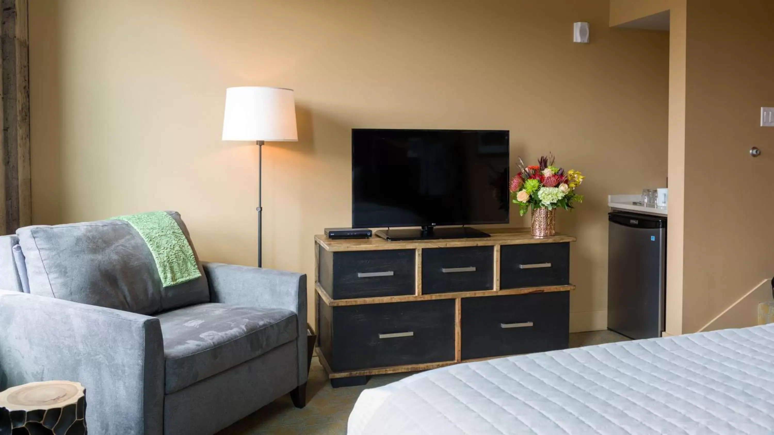 Bed, TV/Entertainment Center in Inn at Lynden