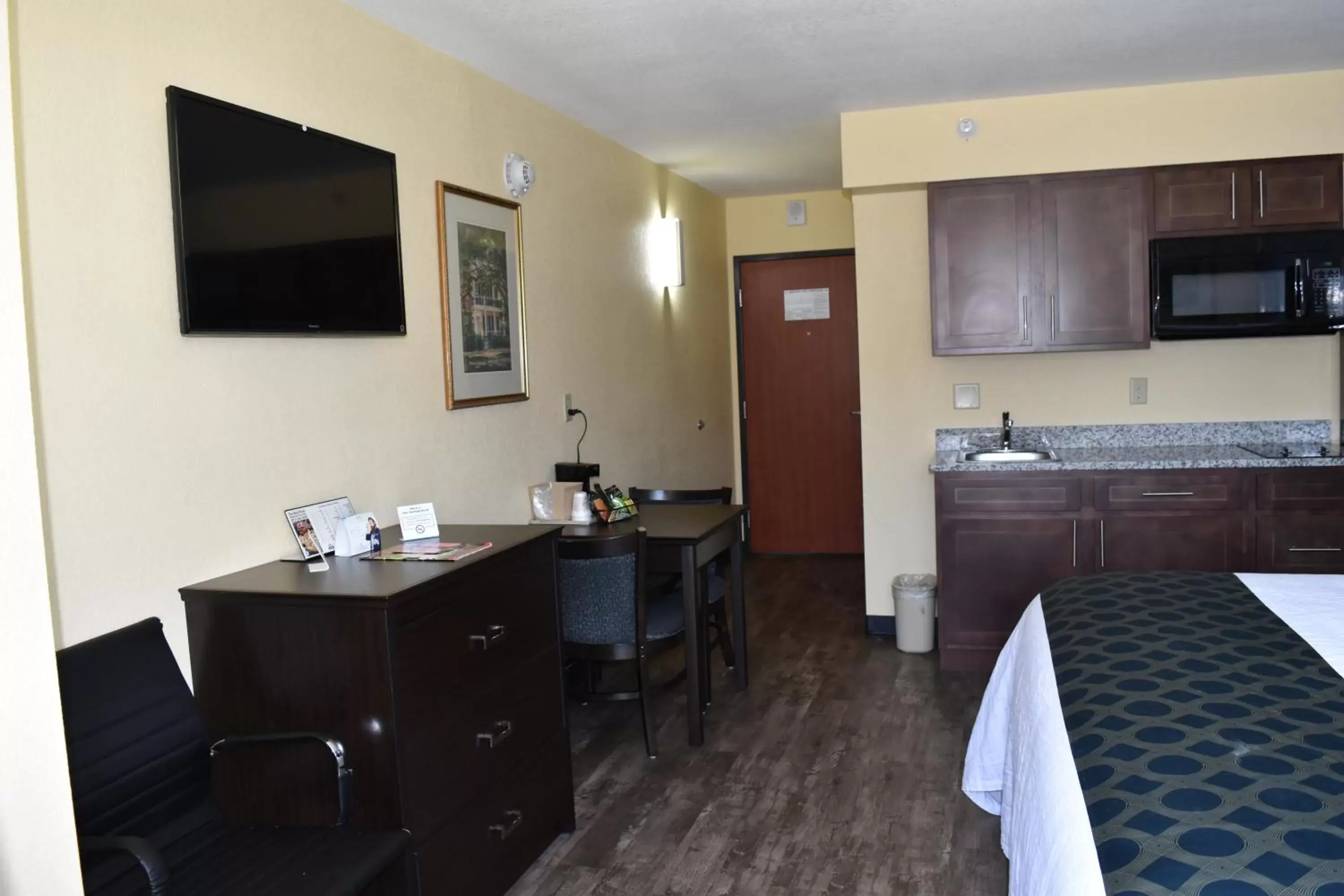 Kitchen or kitchenette, TV/Entertainment Center in Days Inn by Wyndham New Orleans Pontchartrain