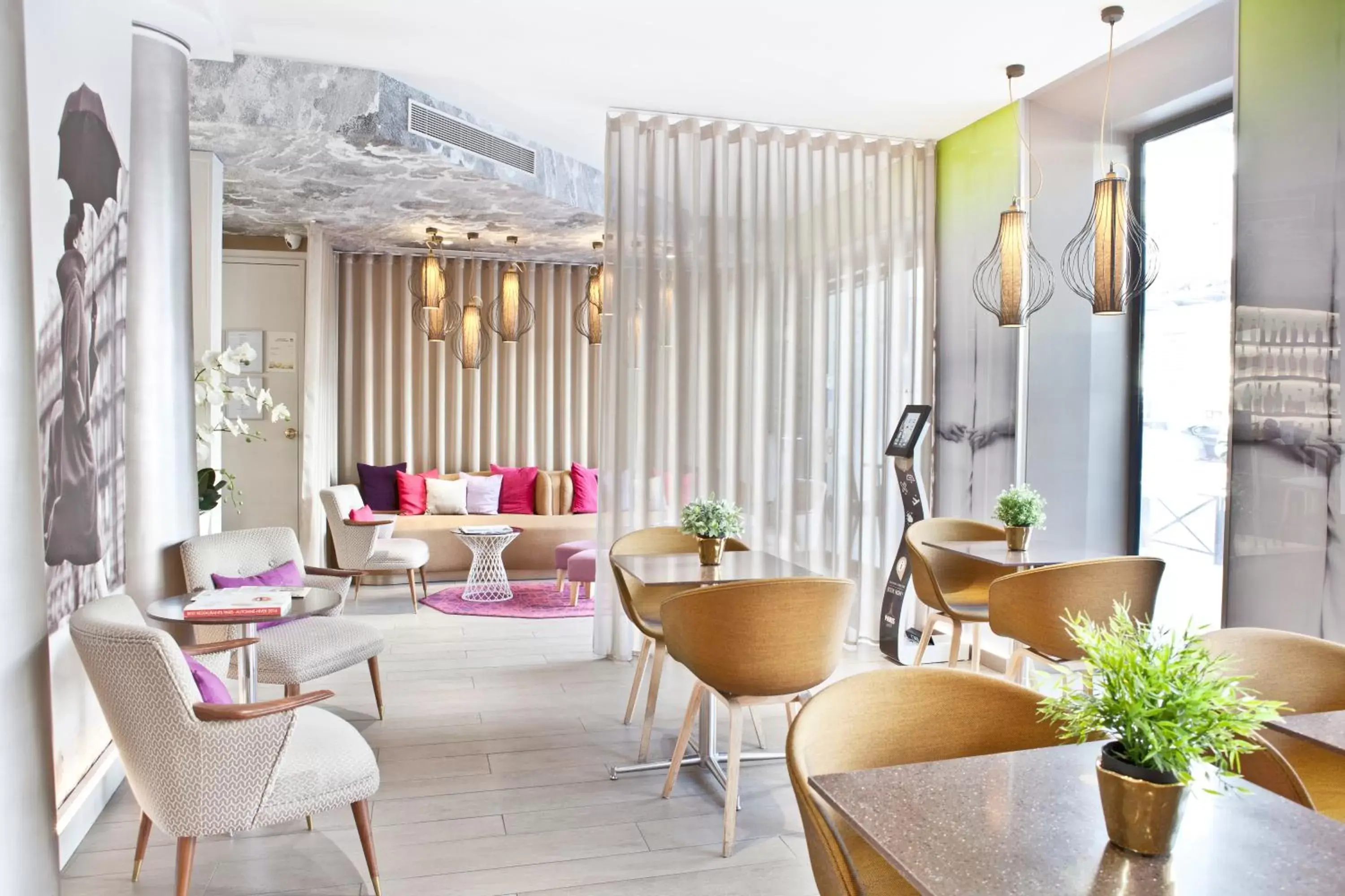 Living room, Restaurant/Places to Eat in Hotel Eiffel Segur