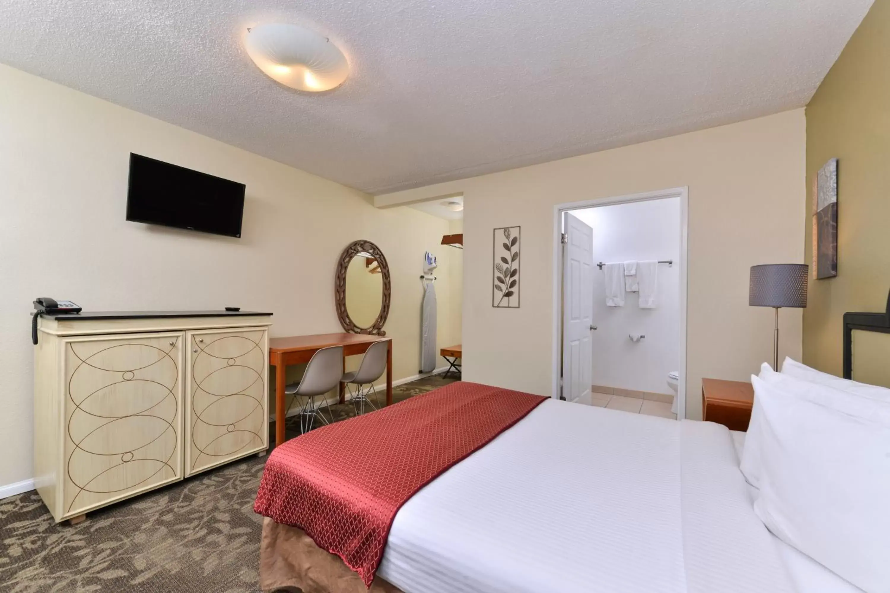 Photo of the whole room, Bed in Americas Best Value Inn Rancho Palos Verdes