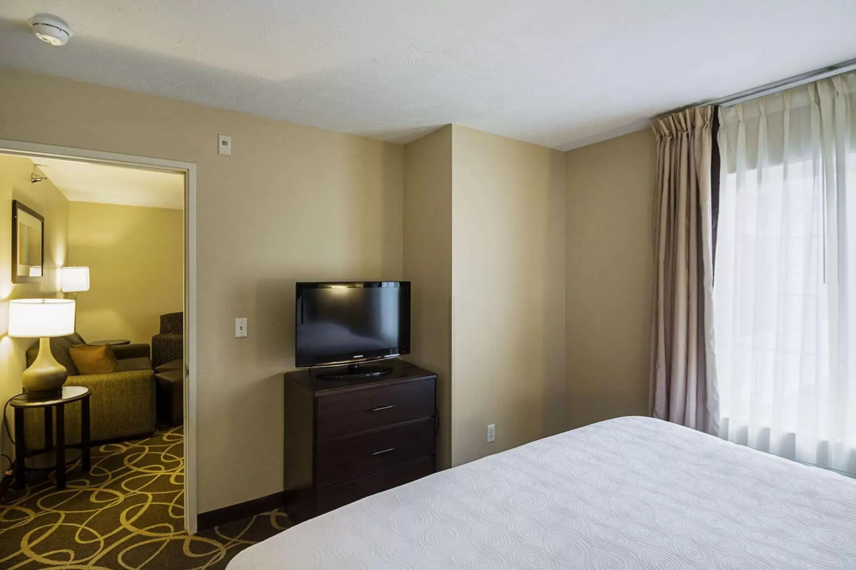 Bedroom, TV/Entertainment Center in MainStay Suites Fargo - I-94 Medical Center