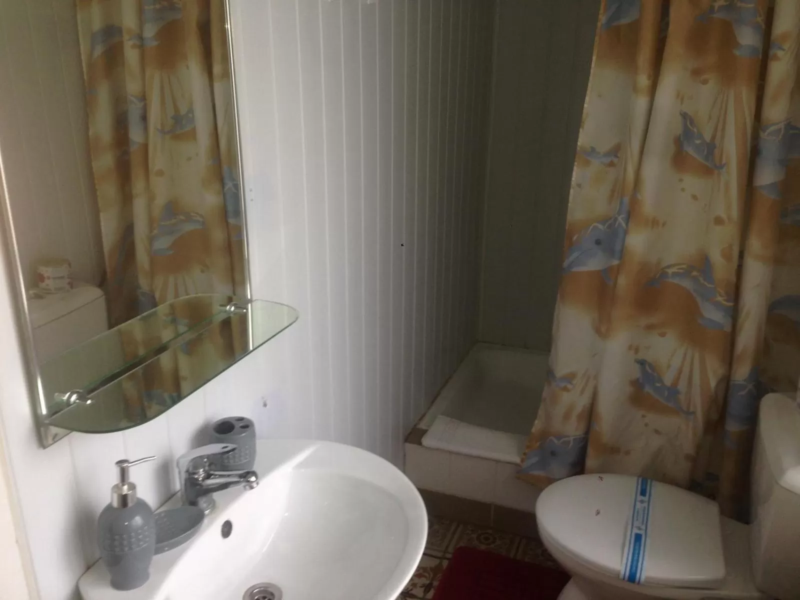 Toilet in Hotel Gostynnyi Dvir