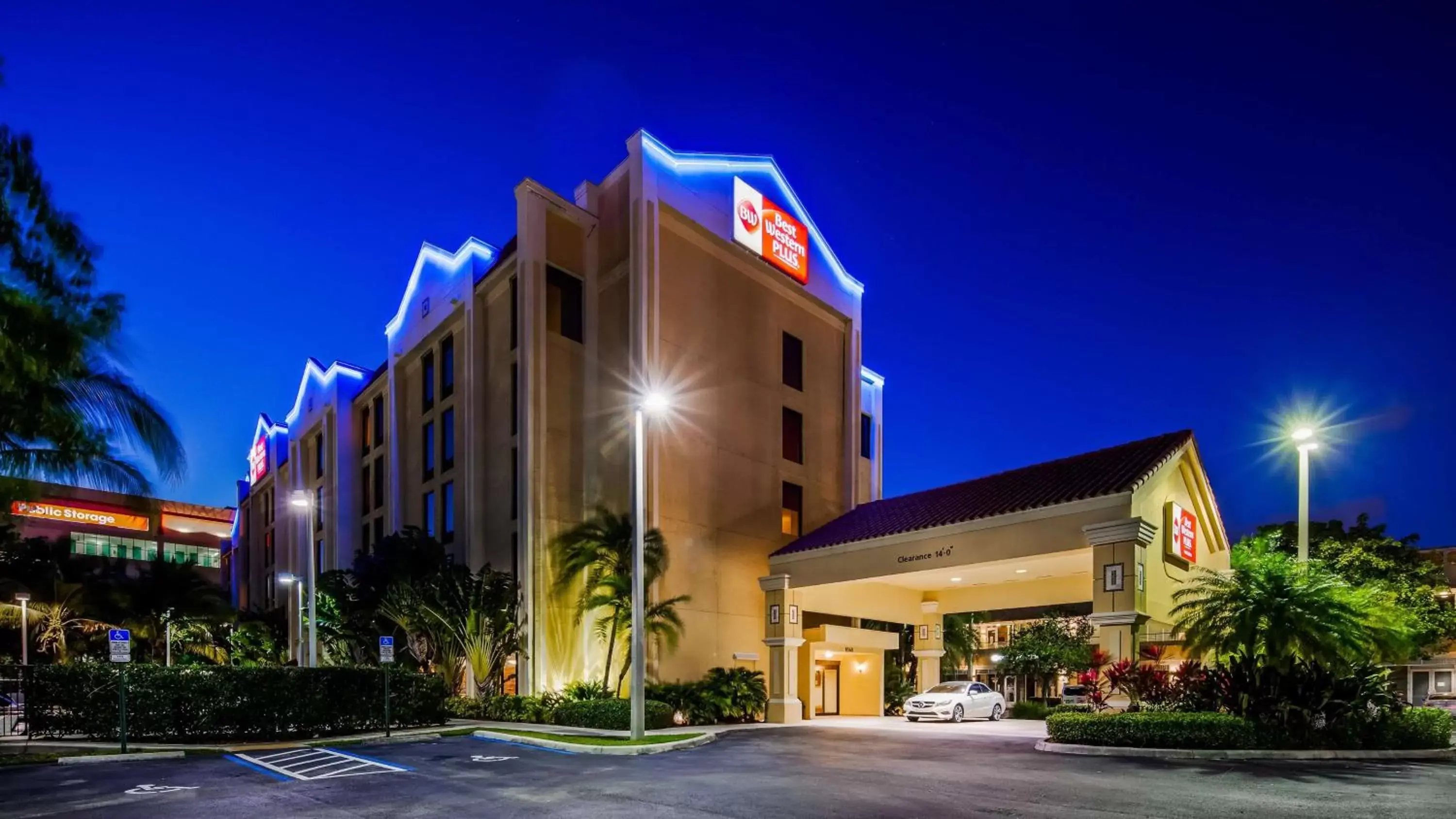 Property Building in Best Western Plus Kendall Hotel & Suites