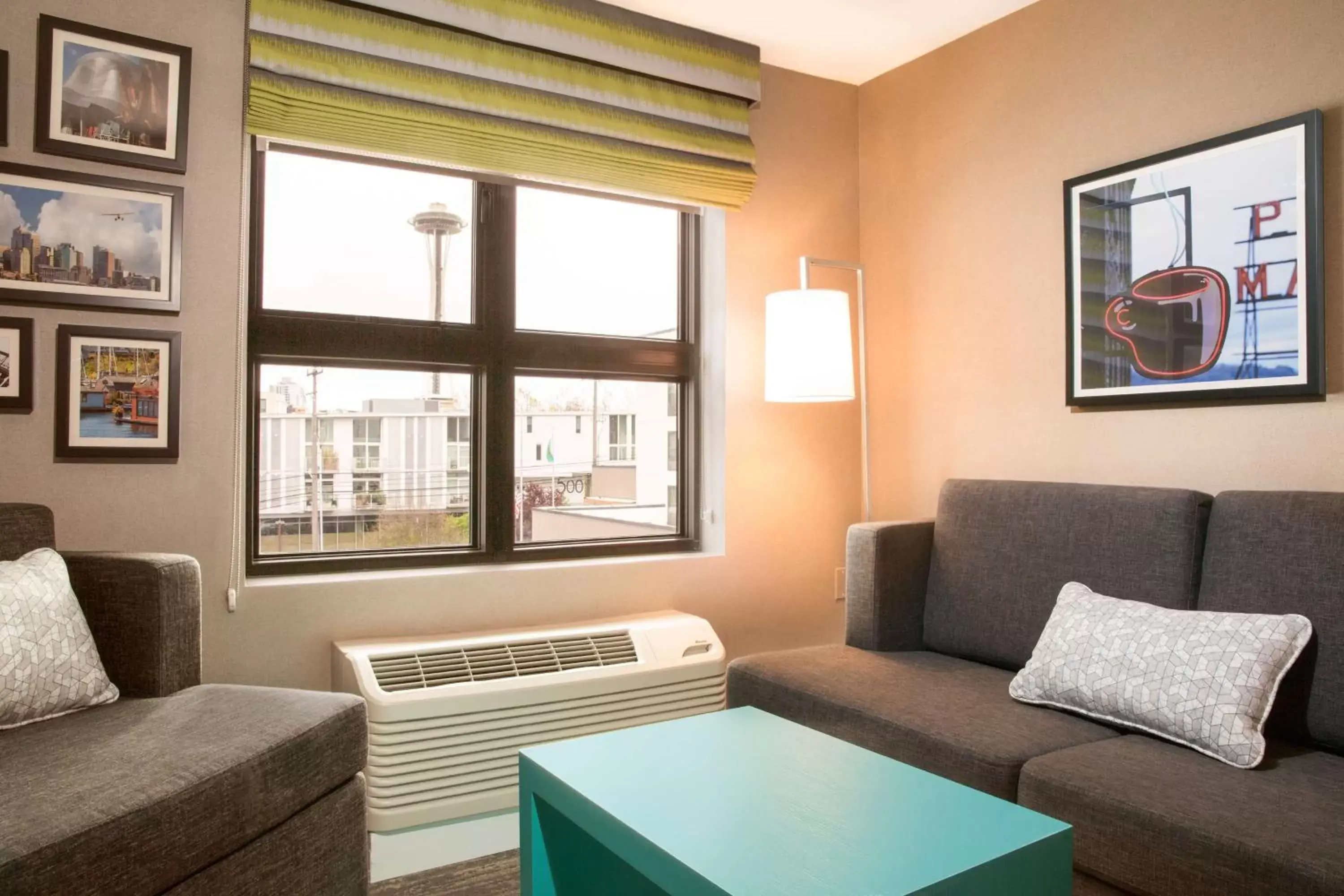 Living room in Hampton Inn & Suites Seattle-Downtown Living room in Hampton Inn & Suites Seattle-Downtown
