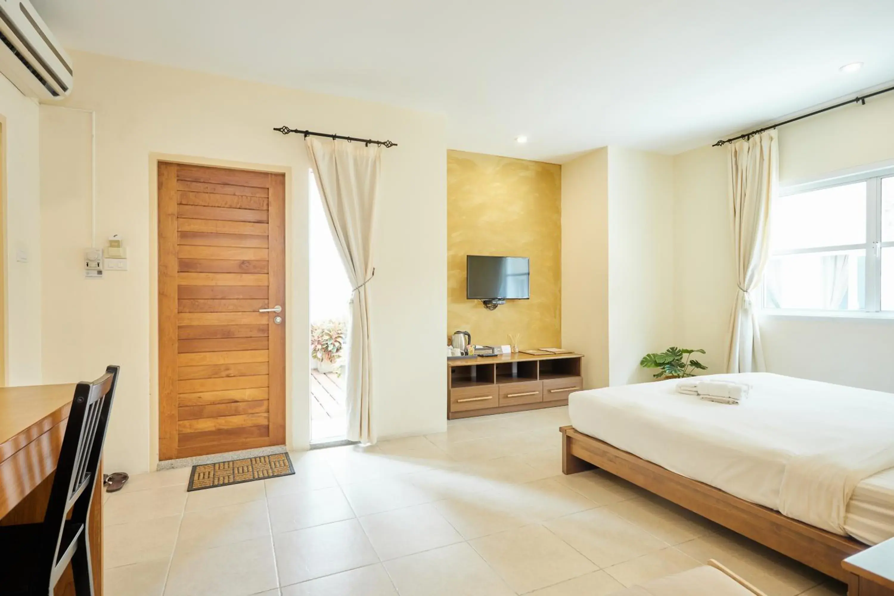 Bed in Talay Hotel & Villa