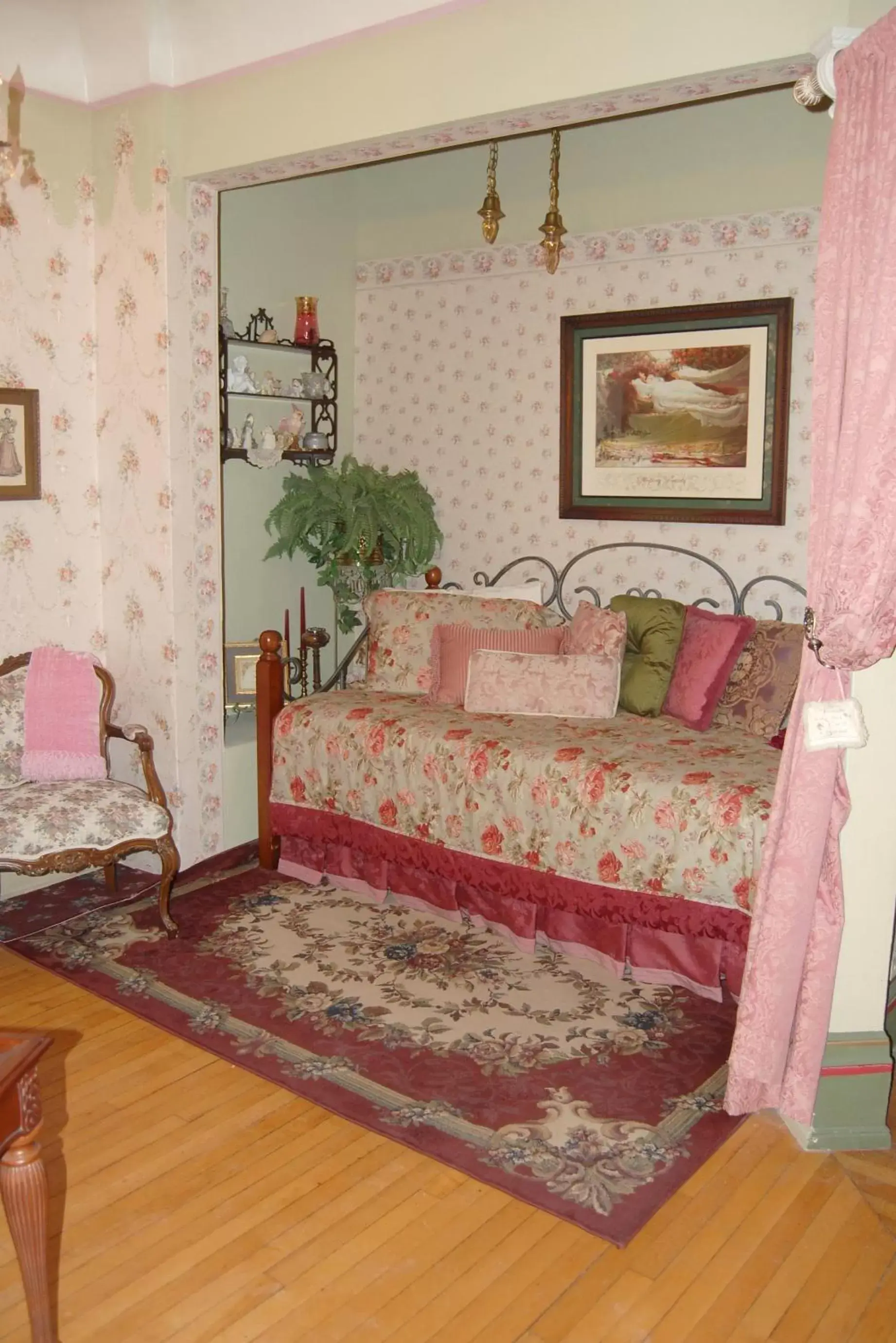 Bed, Seating Area in Schuster Mansion Bed & Breakfast