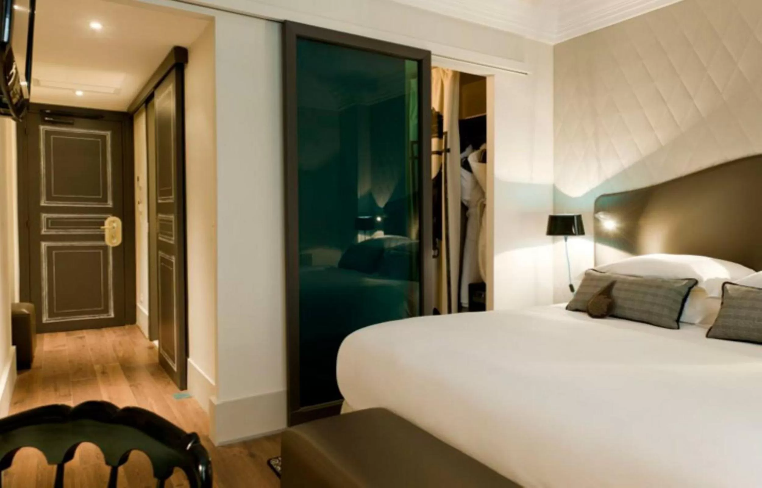 Bed in Edouard 7 Paris Opéra