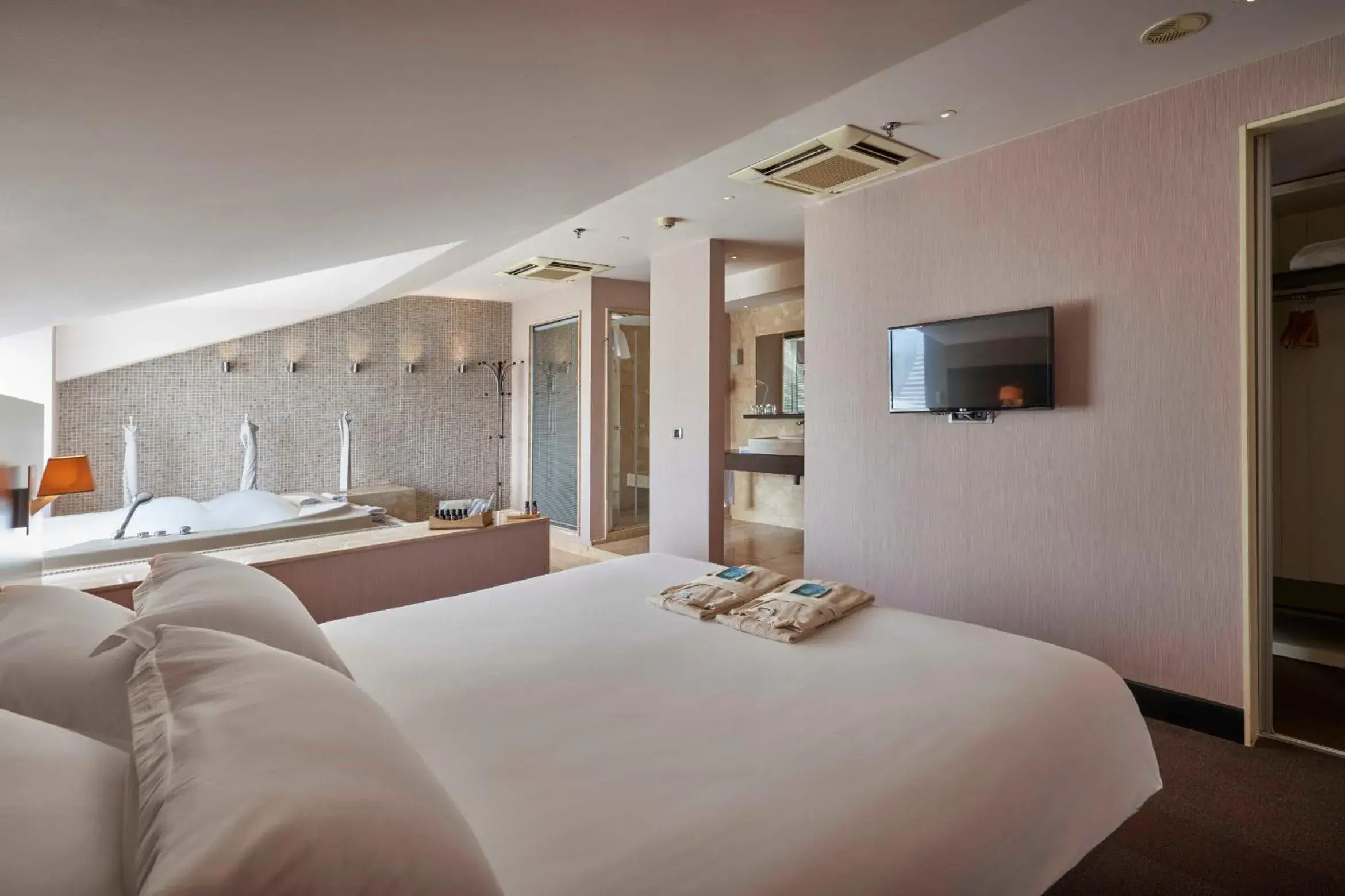 Bedroom, Bed in Richmond Nua Wellness - Spa Sapanca