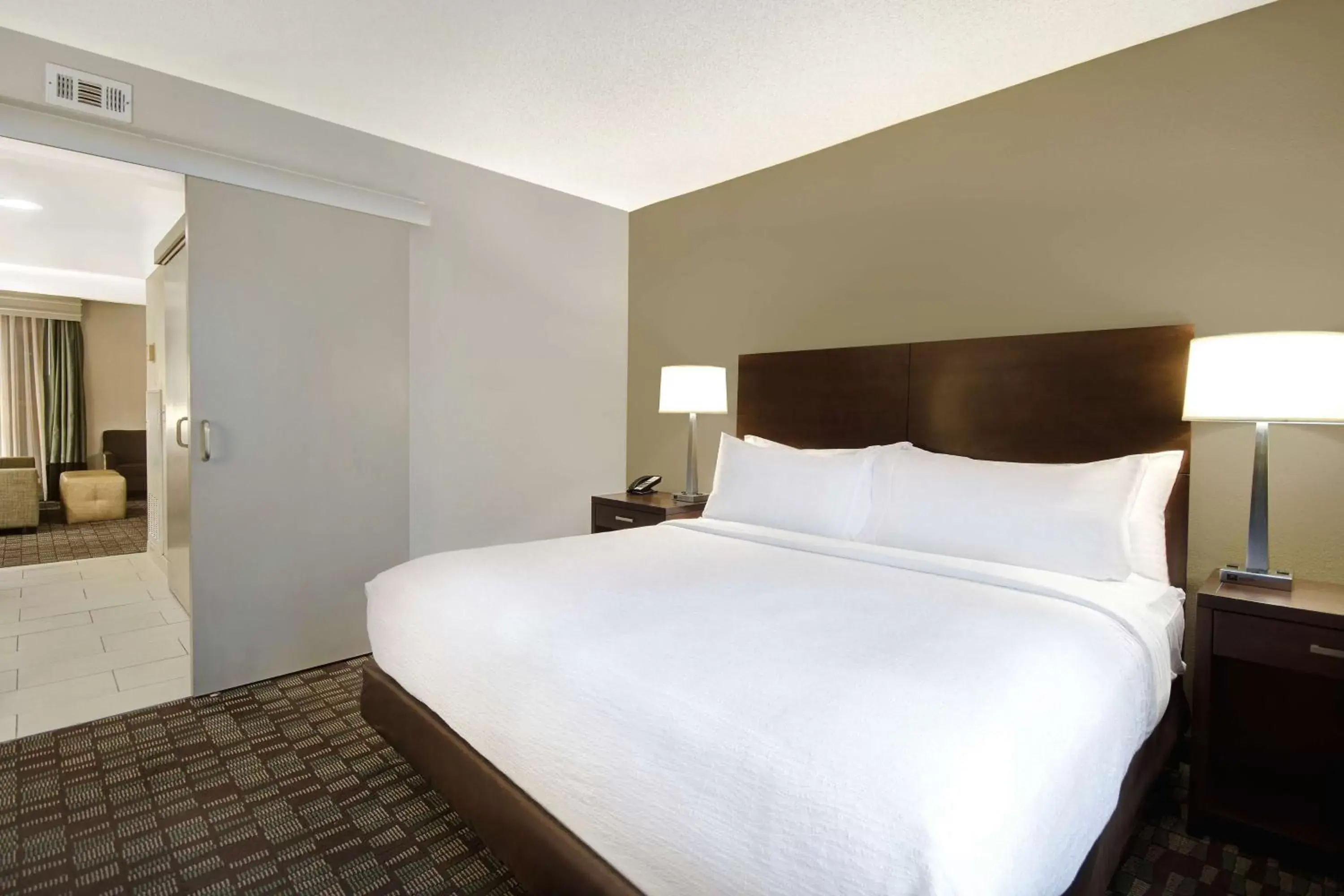 Bed in Embassy Suites by Hilton Jacksonville Baymeadows