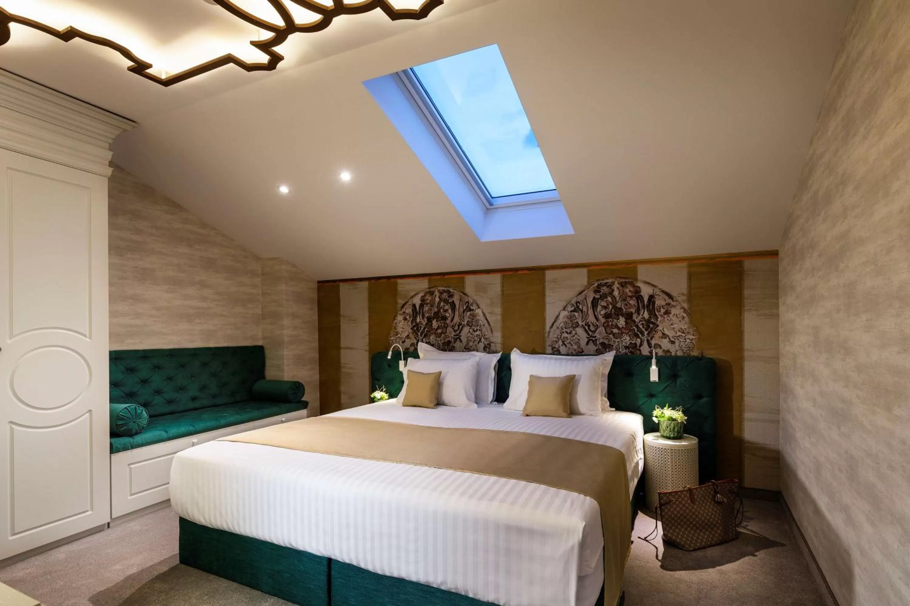 Photo of the whole room, Bed in Gallery 37 Powered by ASTON