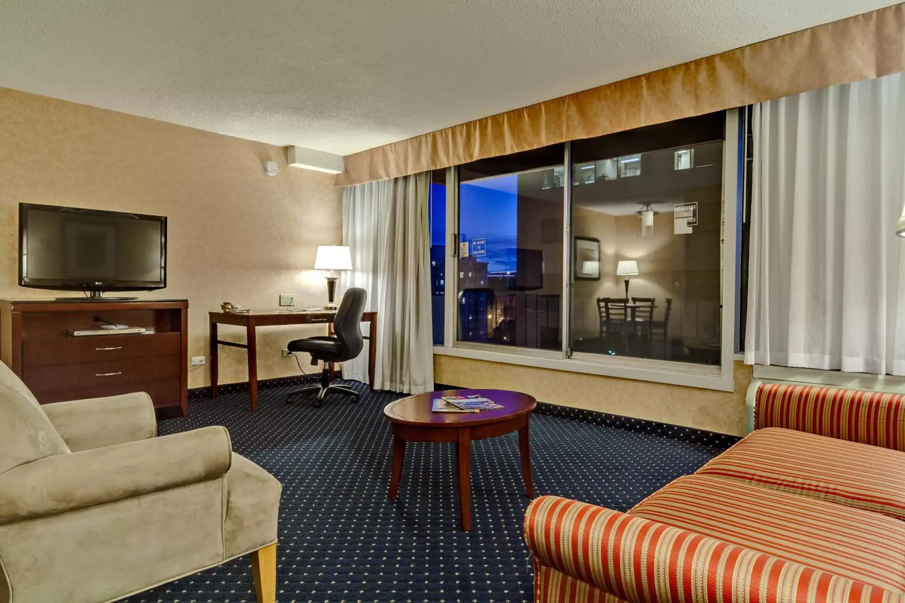 Living room, Seating Area in Best Western Plus Suites Downtown Calgary