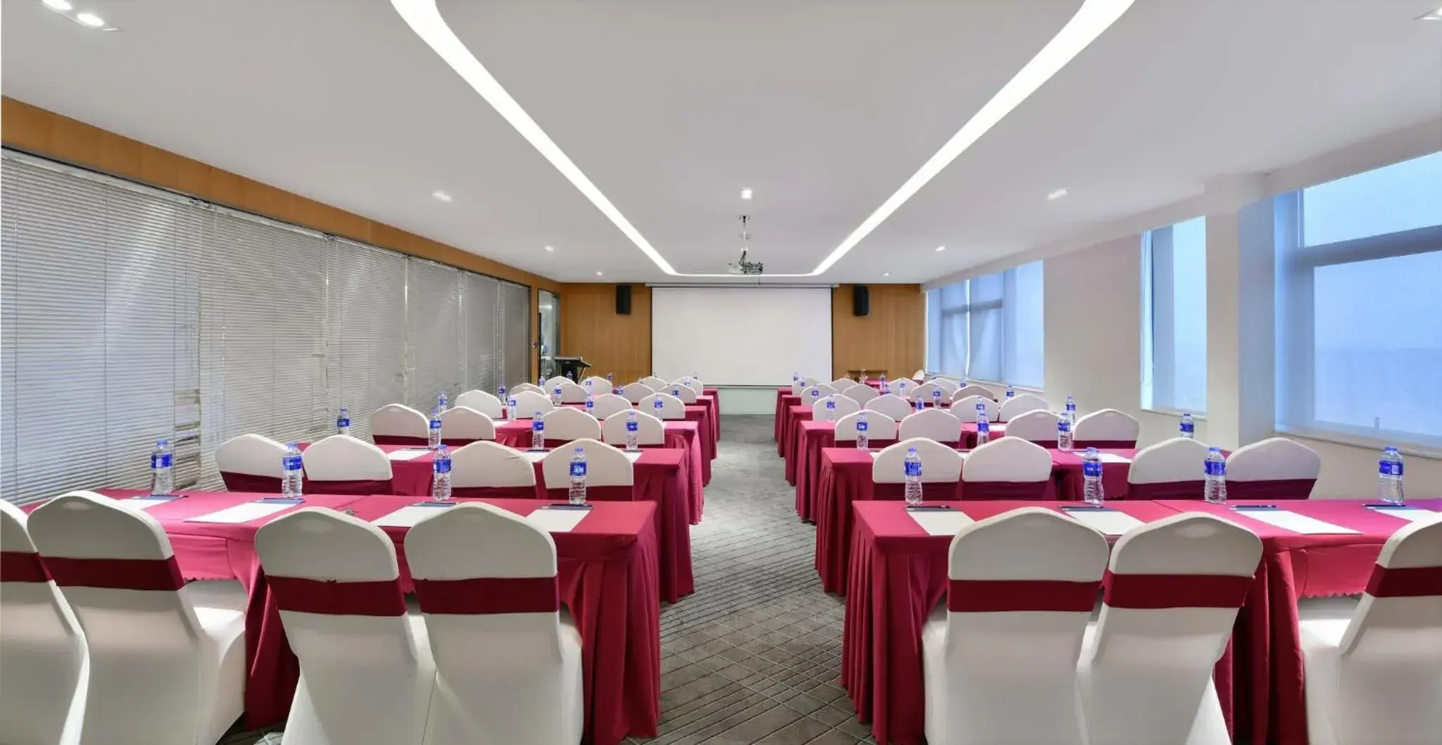 Meeting/conference room in Holiday Inn Express Chengdu North Railway Station, an IHG Hotel