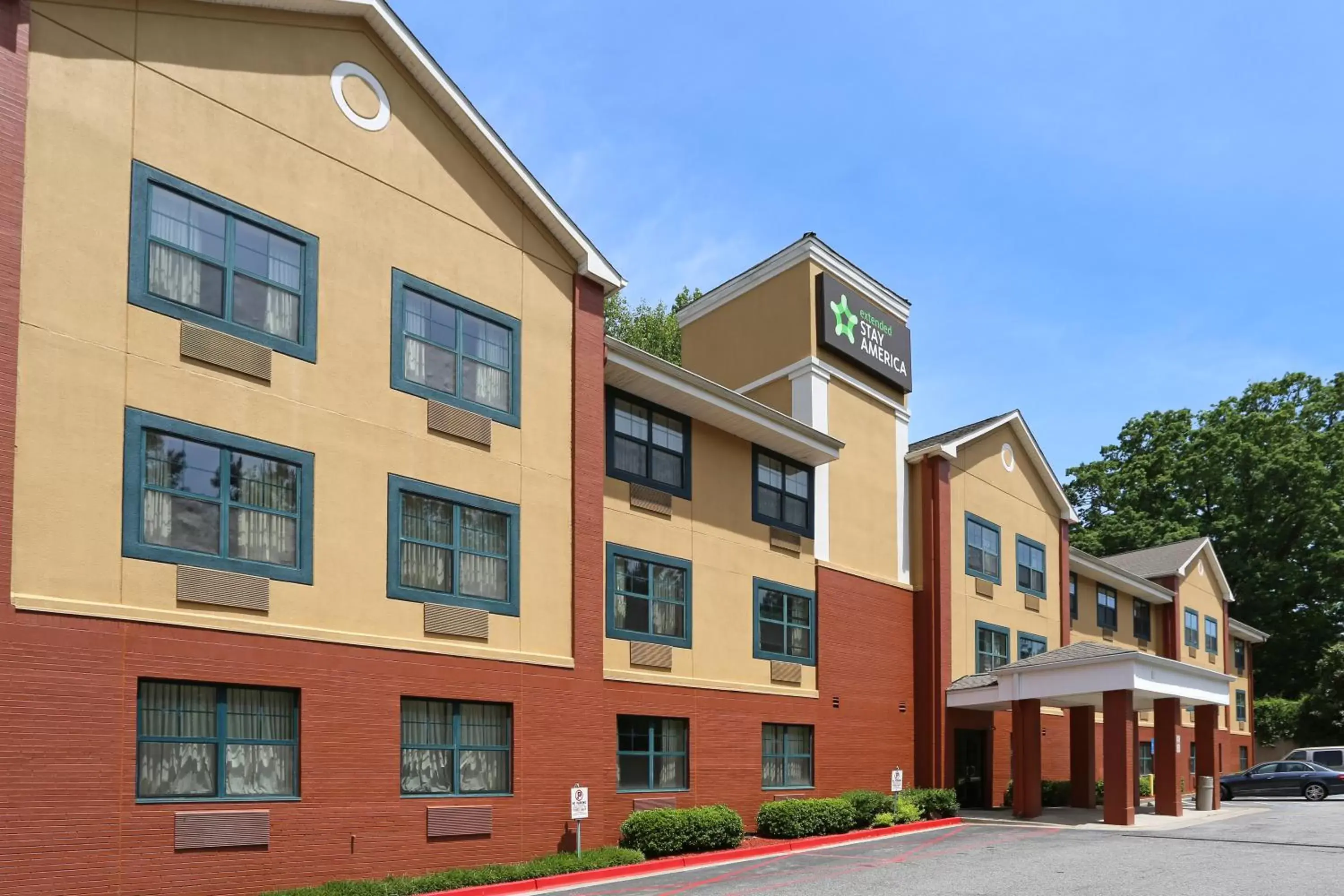 Property building in Extended Stay America Suites - Atlanta - Alpharetta - Rock Mill Rd