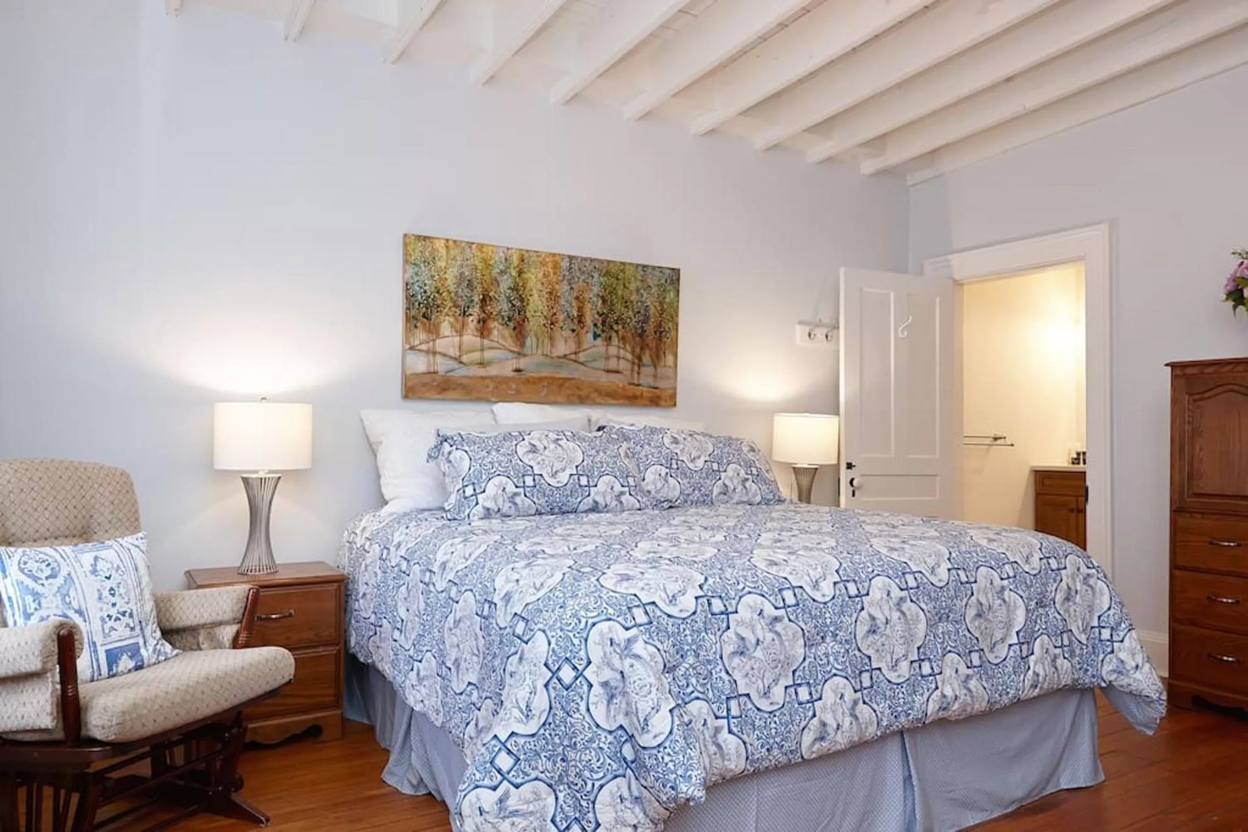 Bedroom, Bed in Cheltenham Suites