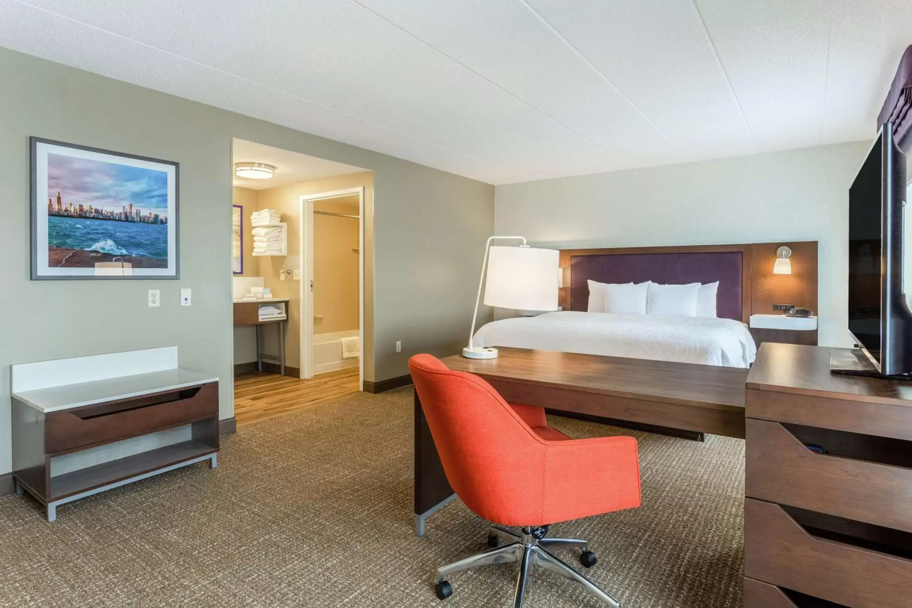 Bedroom, Bed in Hampton Inn & Suites Chicago - Libertyville